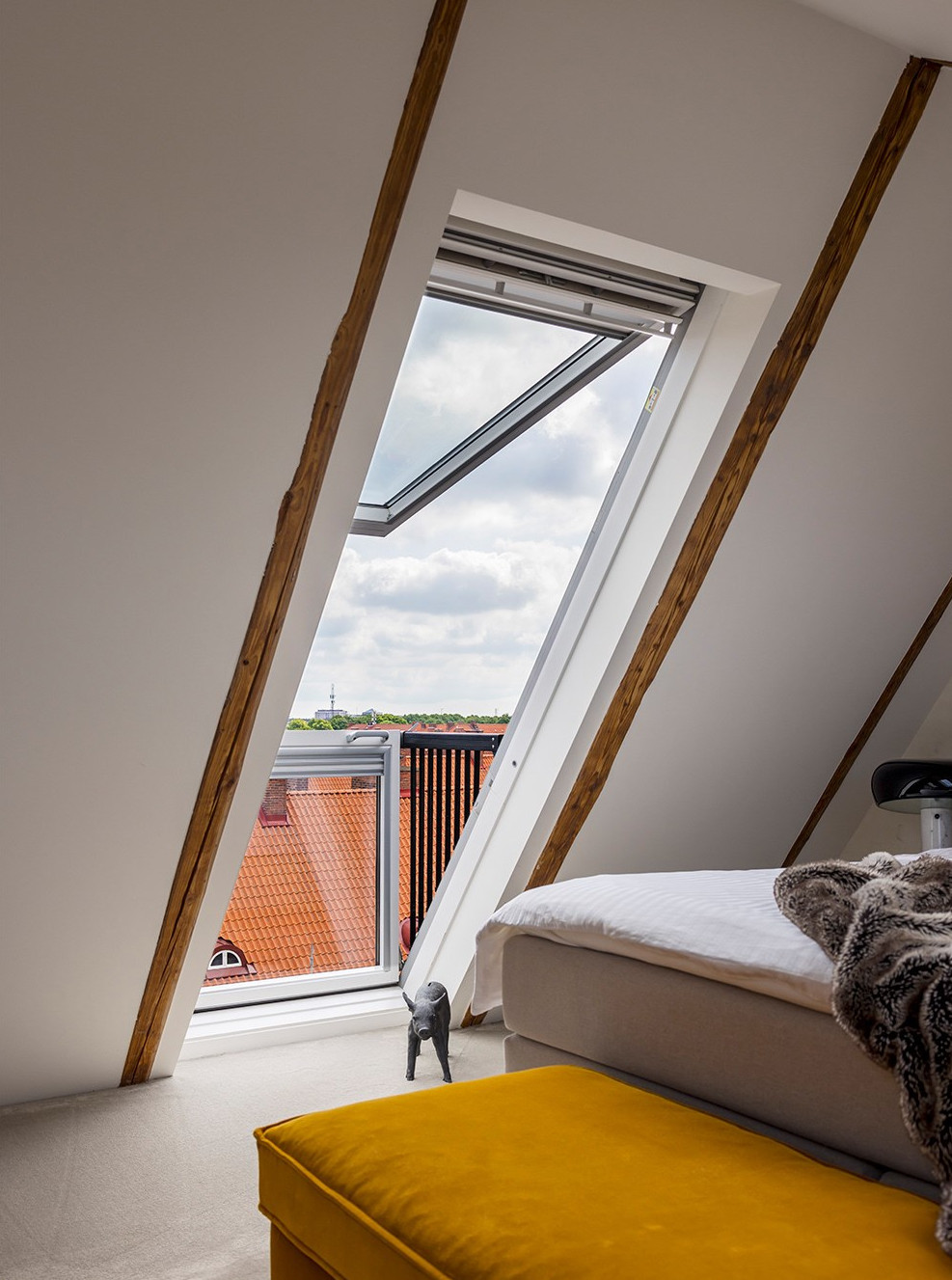 chambre mansardée avec fenêtre velux balcon