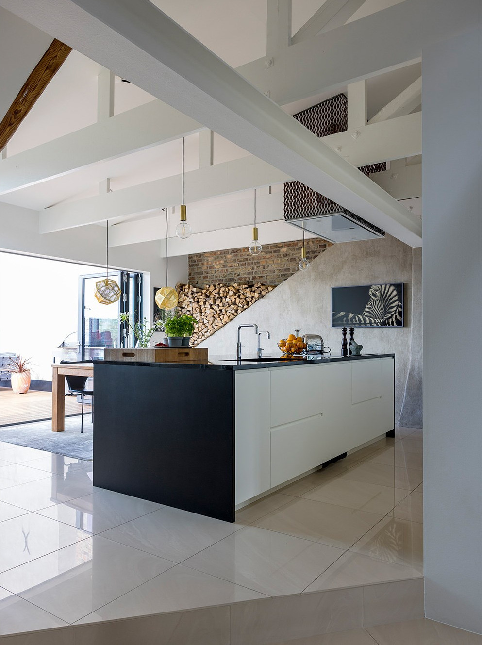 cuisine design blanche avec îlot et poutres