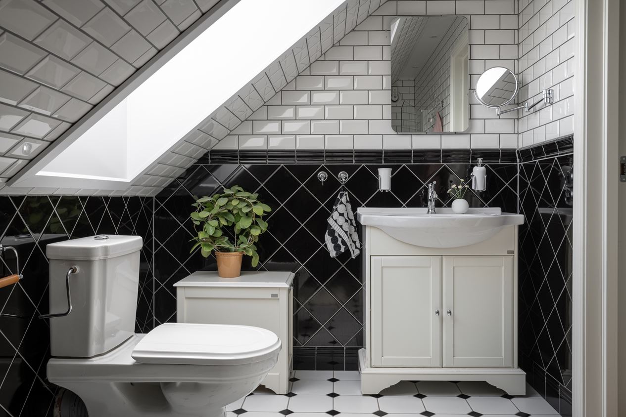 salle de bain mansardée noire et blanche salle de bain mansardée noire et blanche