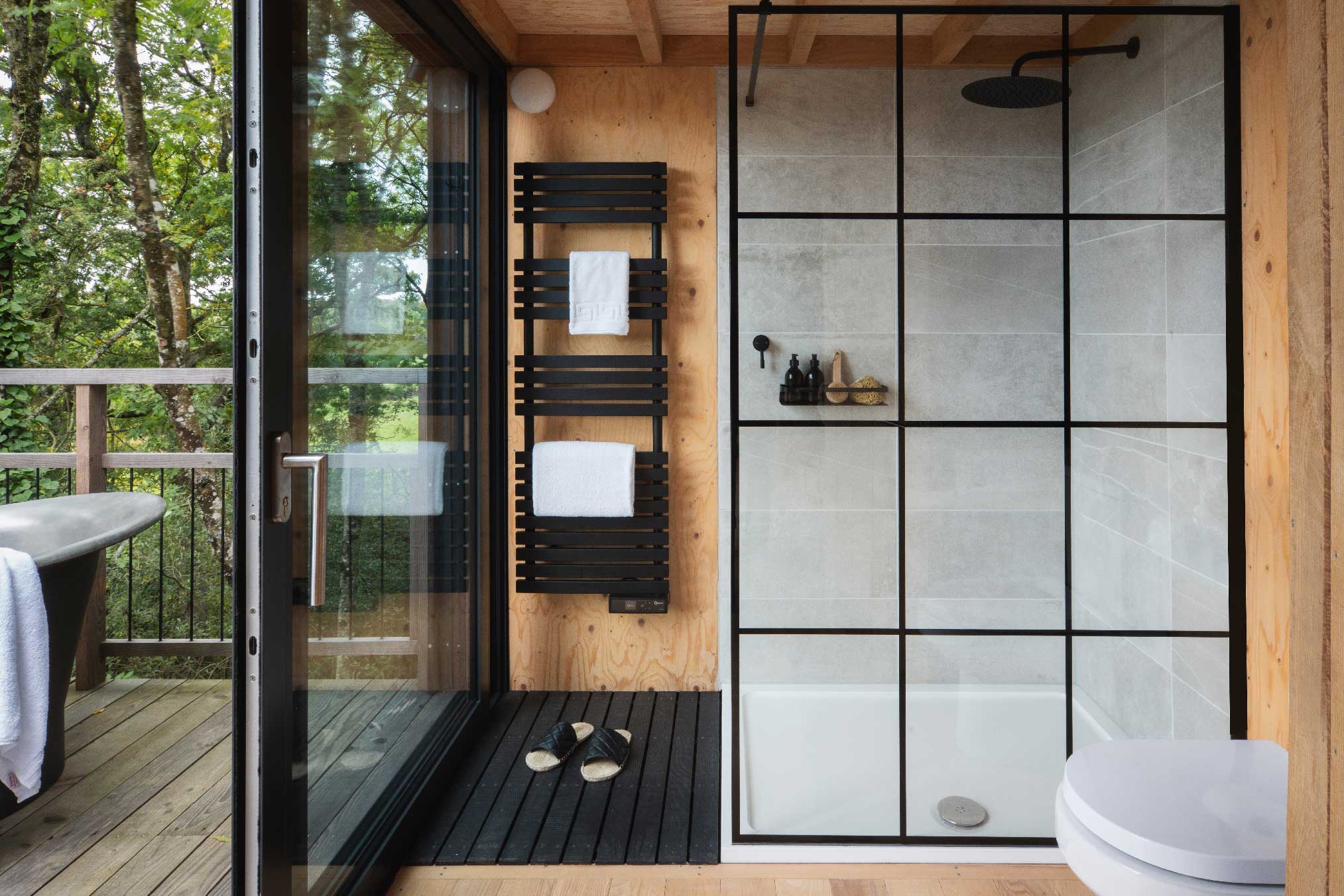 salle de bain design maison en bois noir dans les arbres salle de bain design maison en bois noir dans les arbres
