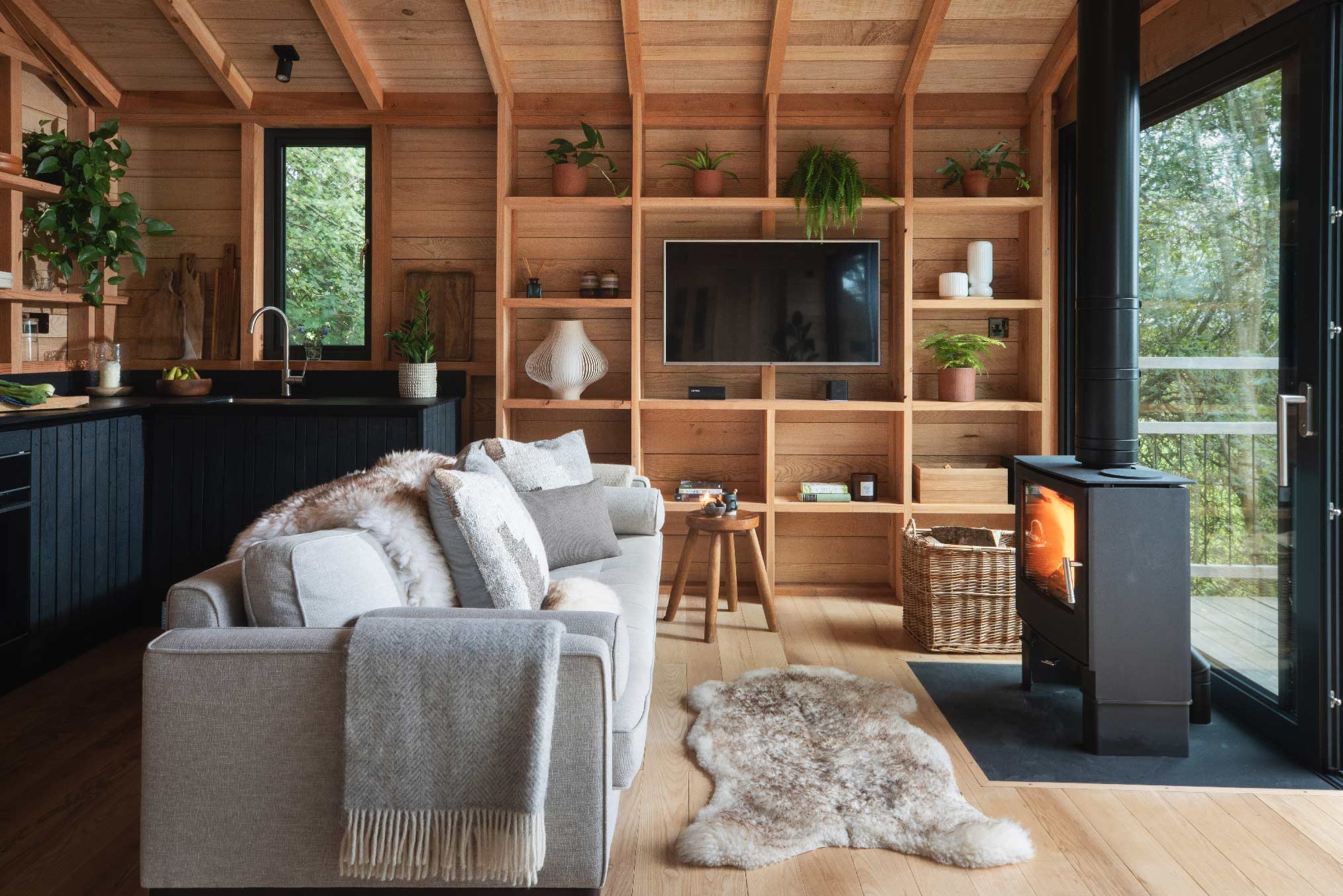 salon maison en bois noir dans les arbres salon maison en bois noir dans les arbres