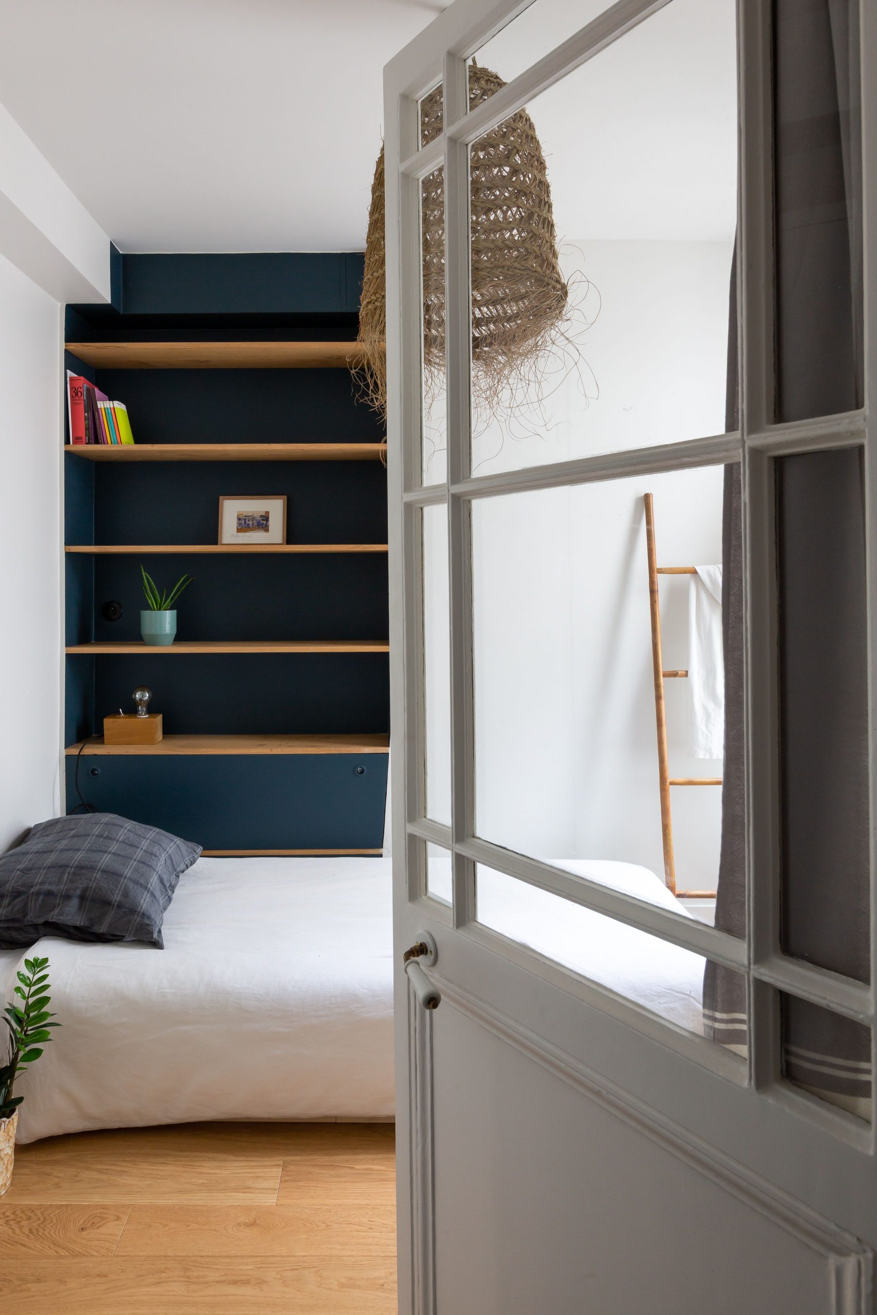 chambre avec bibliothèque appartement Paris