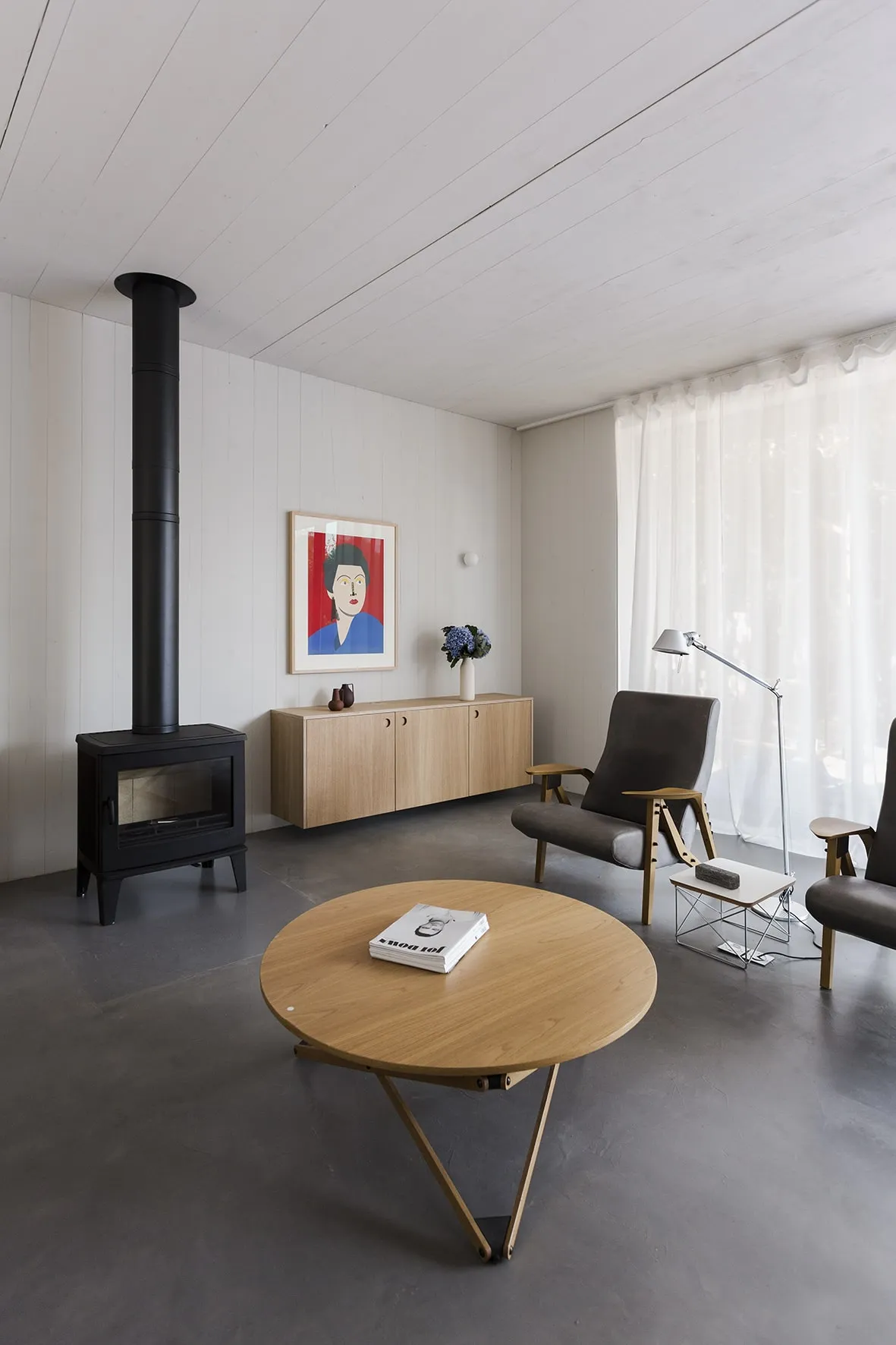 salon design avec poêle