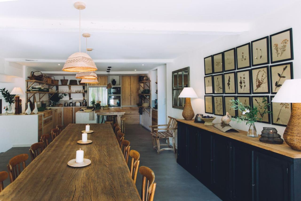salle à manger et cuisine ouverte décoration rustique chic Domaine de l salle à manger et cuisine ouverte décoration rustique chic Domaine de l'Ermitage