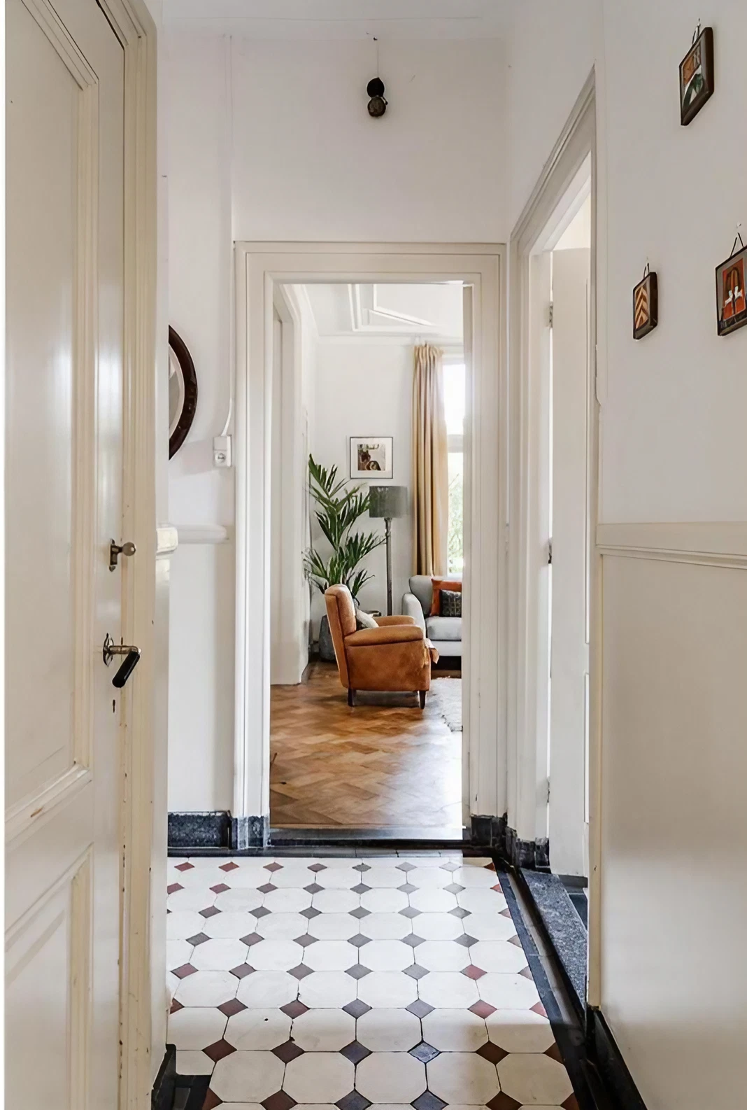 entrée avec carrelage à cabochons noirs entrée avec carrelage à cabochons noirs