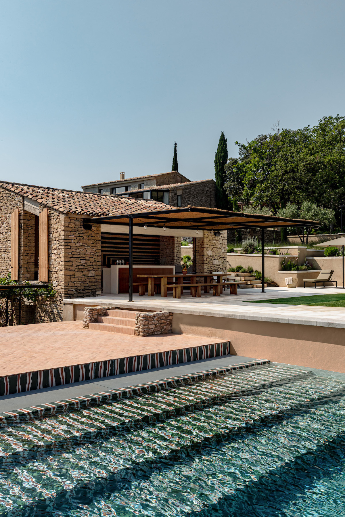 piscine et pergola maison à Gordes en pierres Les Hauts de Gordes