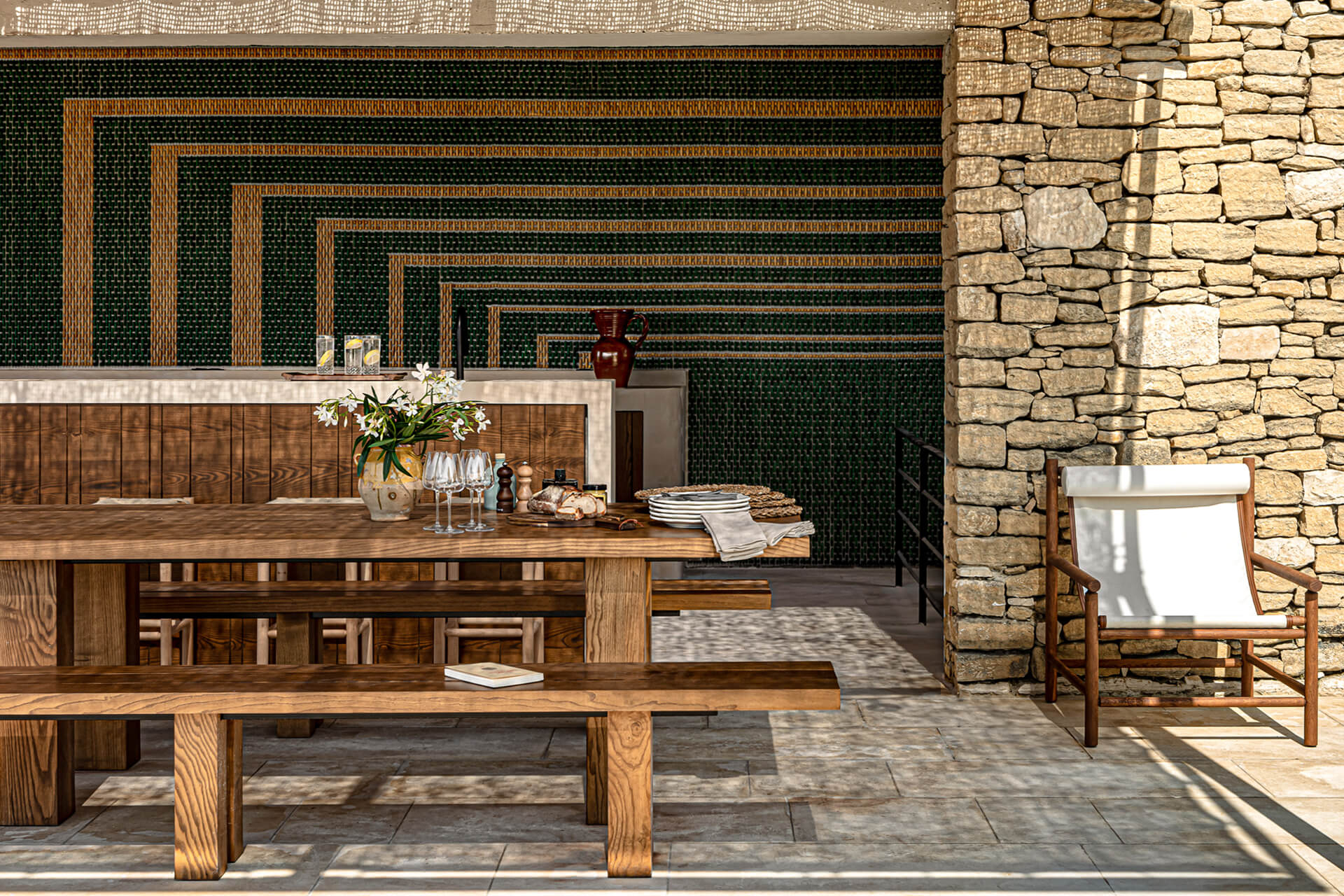 cuisine d'été sur terrasse maison en pierres