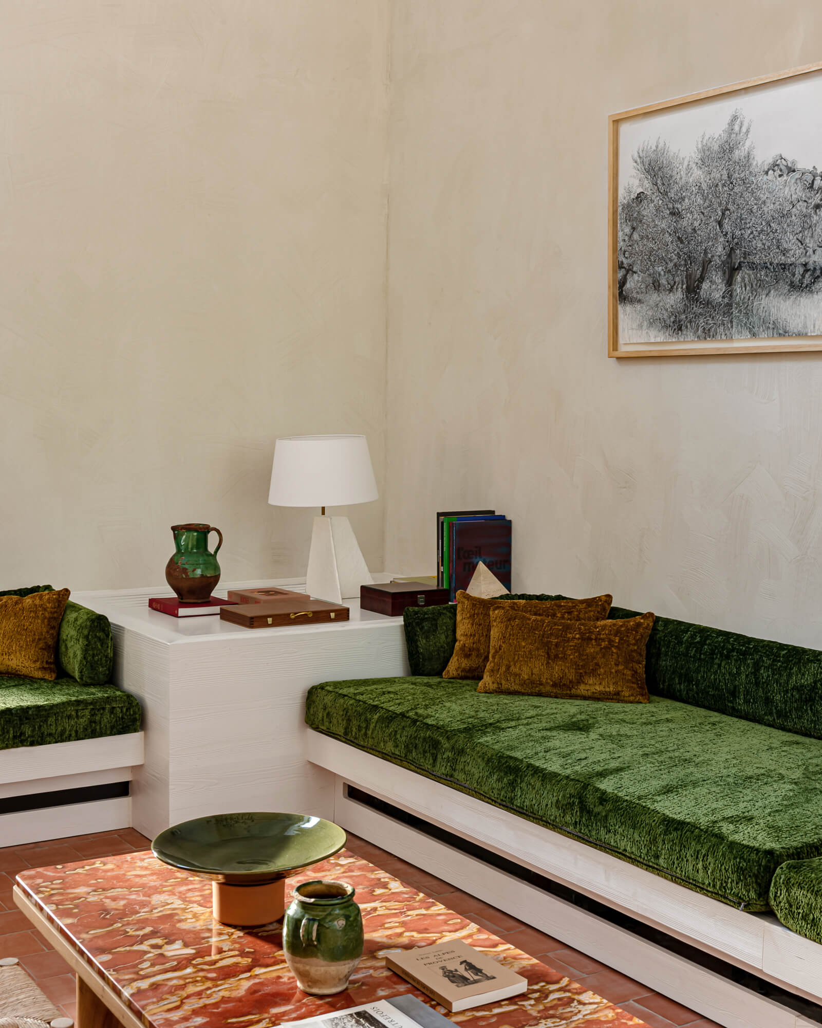 salon avec canapé velours vert