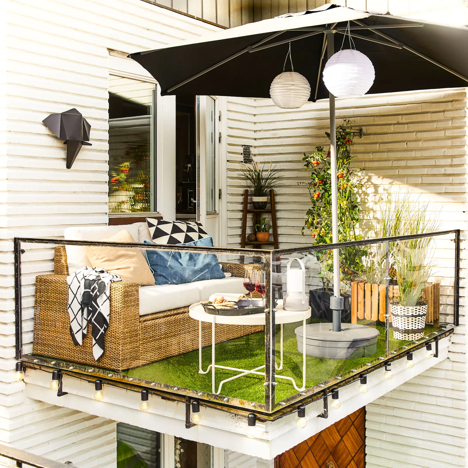 balcon avec fausse pelouse et mobilier rotin balcon avec fausse pelouse et mobilier rotin