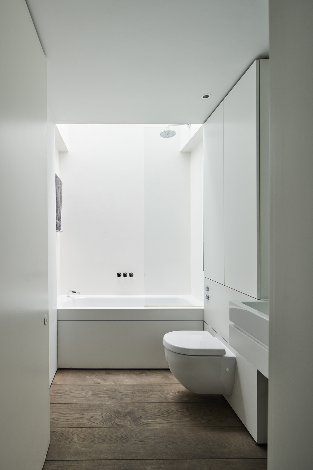 salle de bain blanche minimaliste