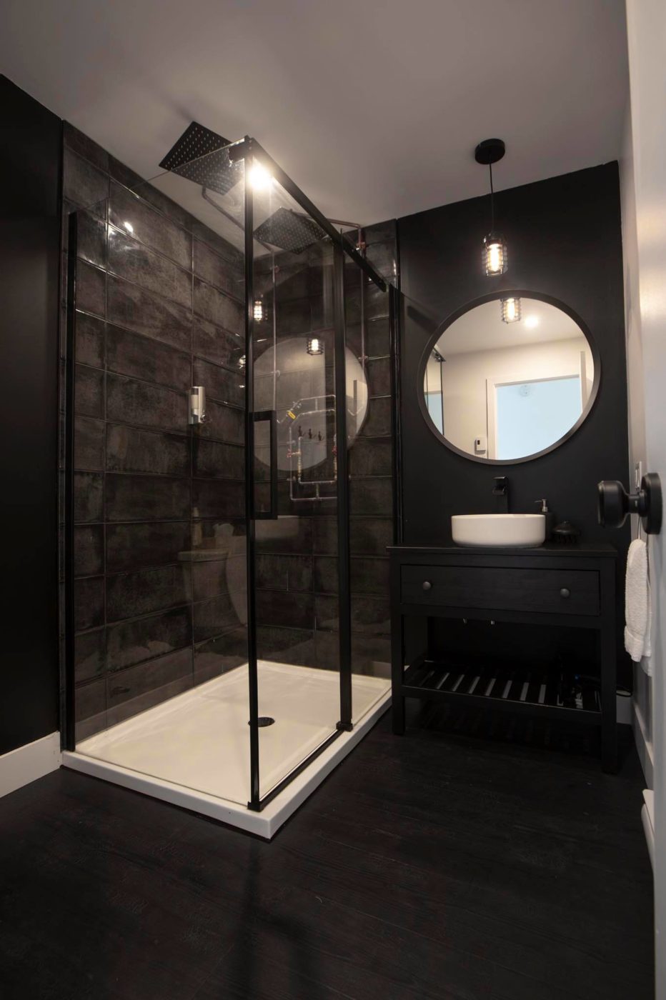 salle de bain design noire