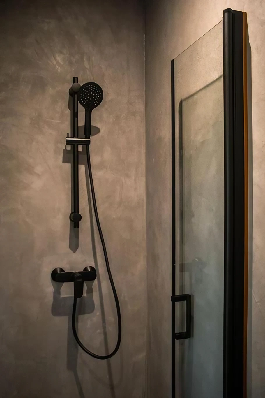 douche murs enduits mini maison 15m2