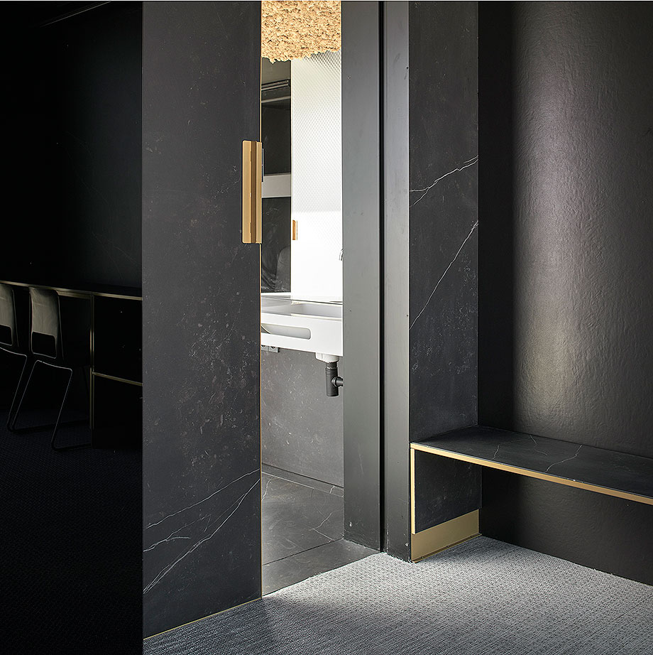 salle de bain design noire