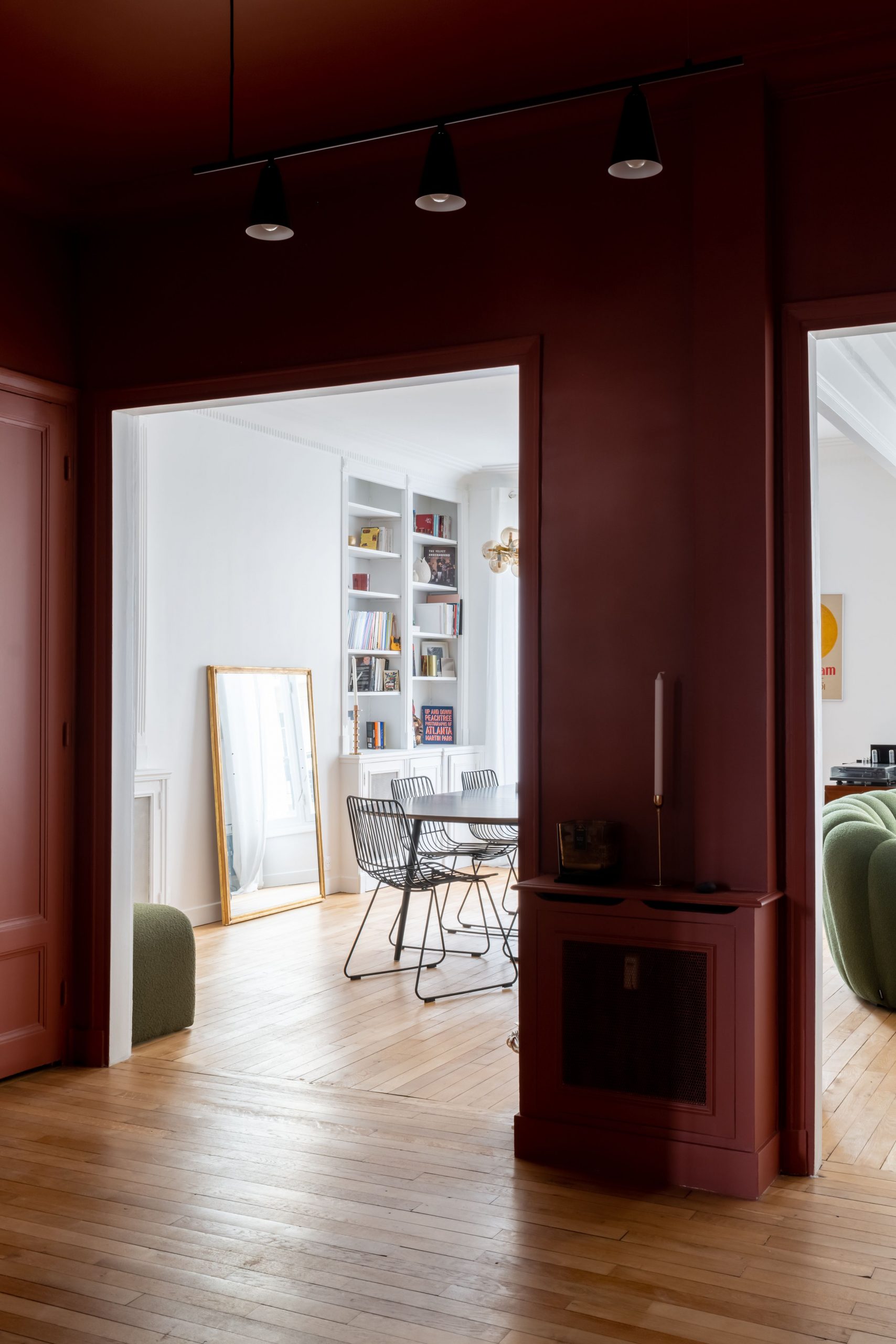 entrée rouge appartement haussmannien décoration contemporaine
