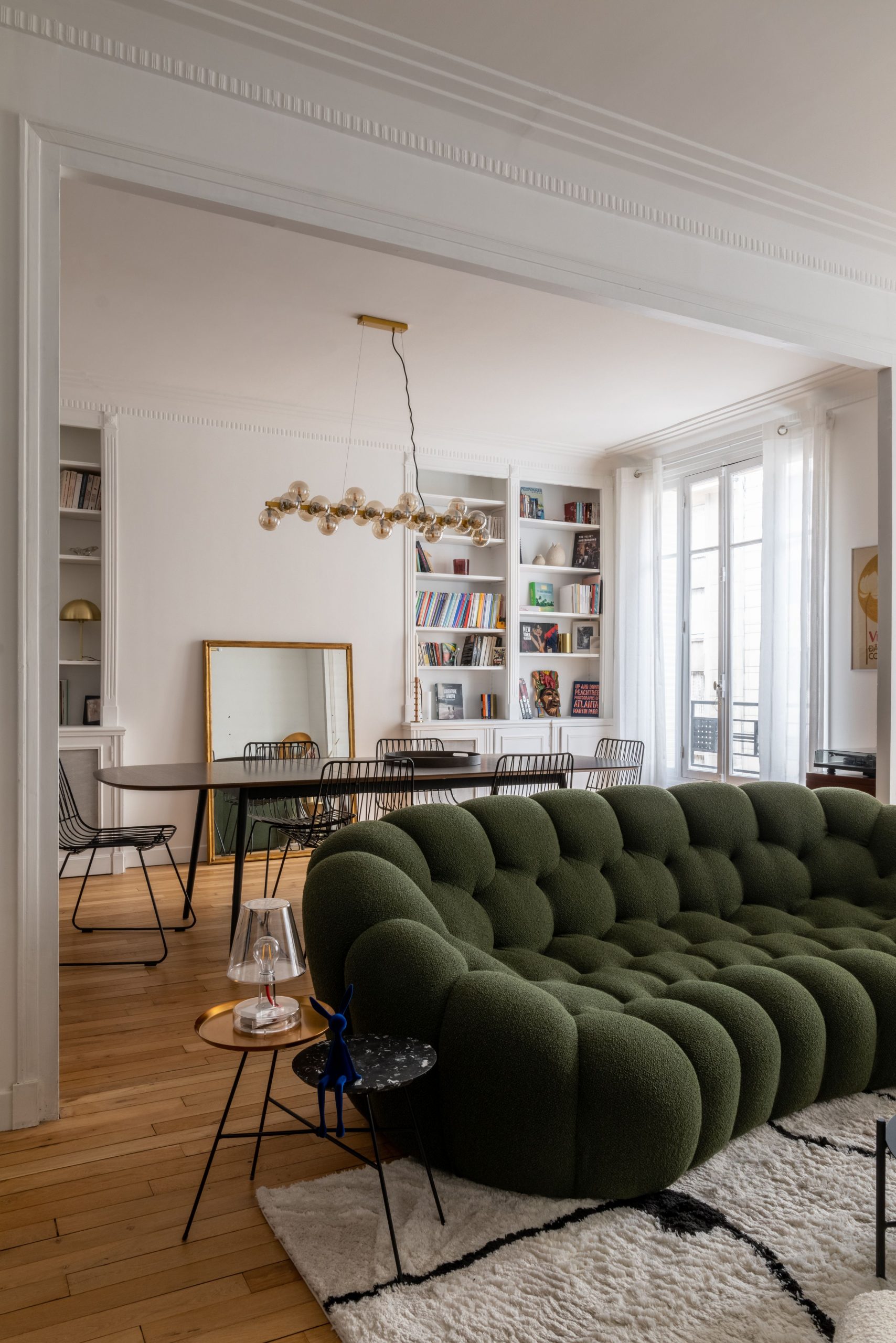 salon appartement haussmannien décoration contemporaine