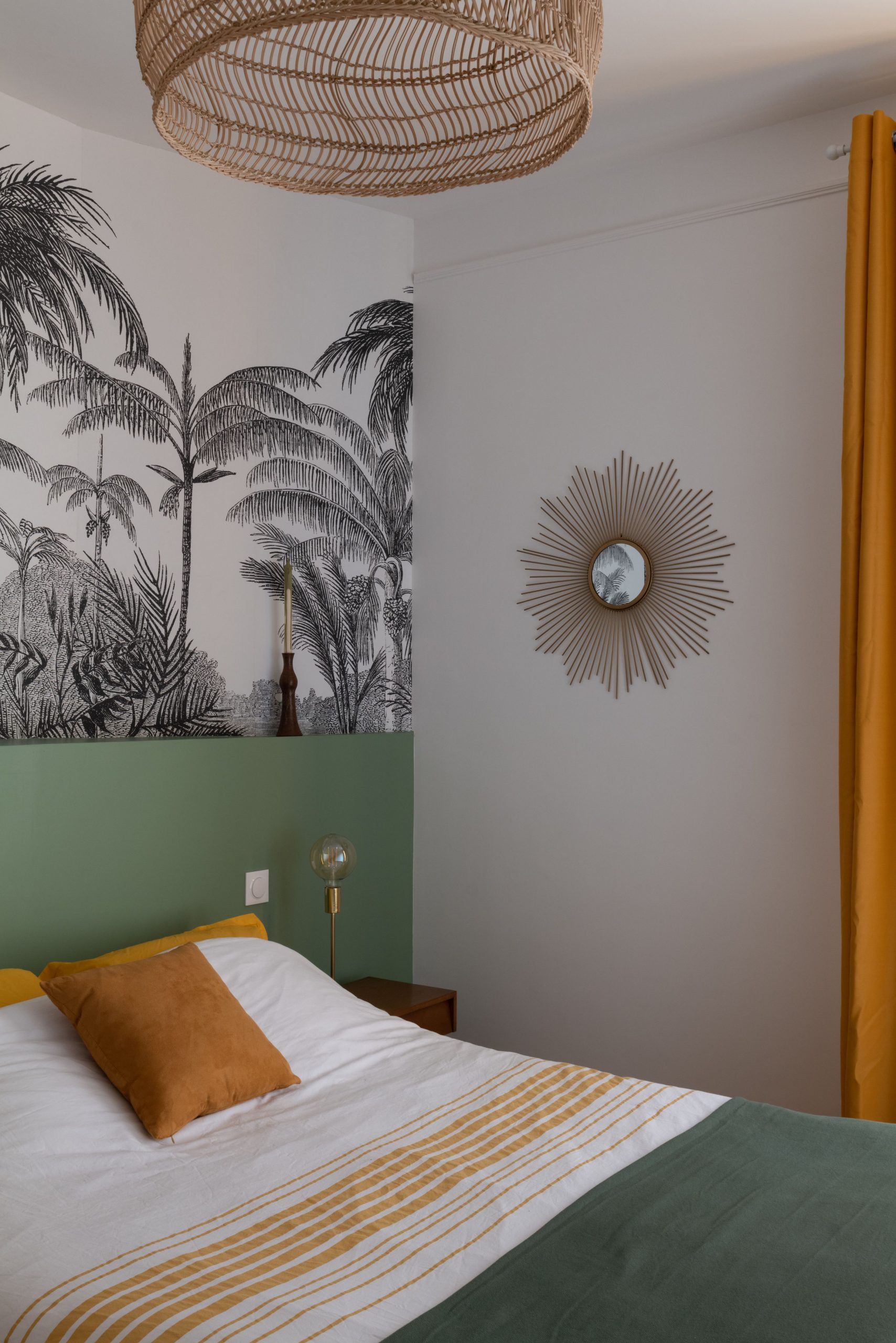 chambre avec papier-peint exotique