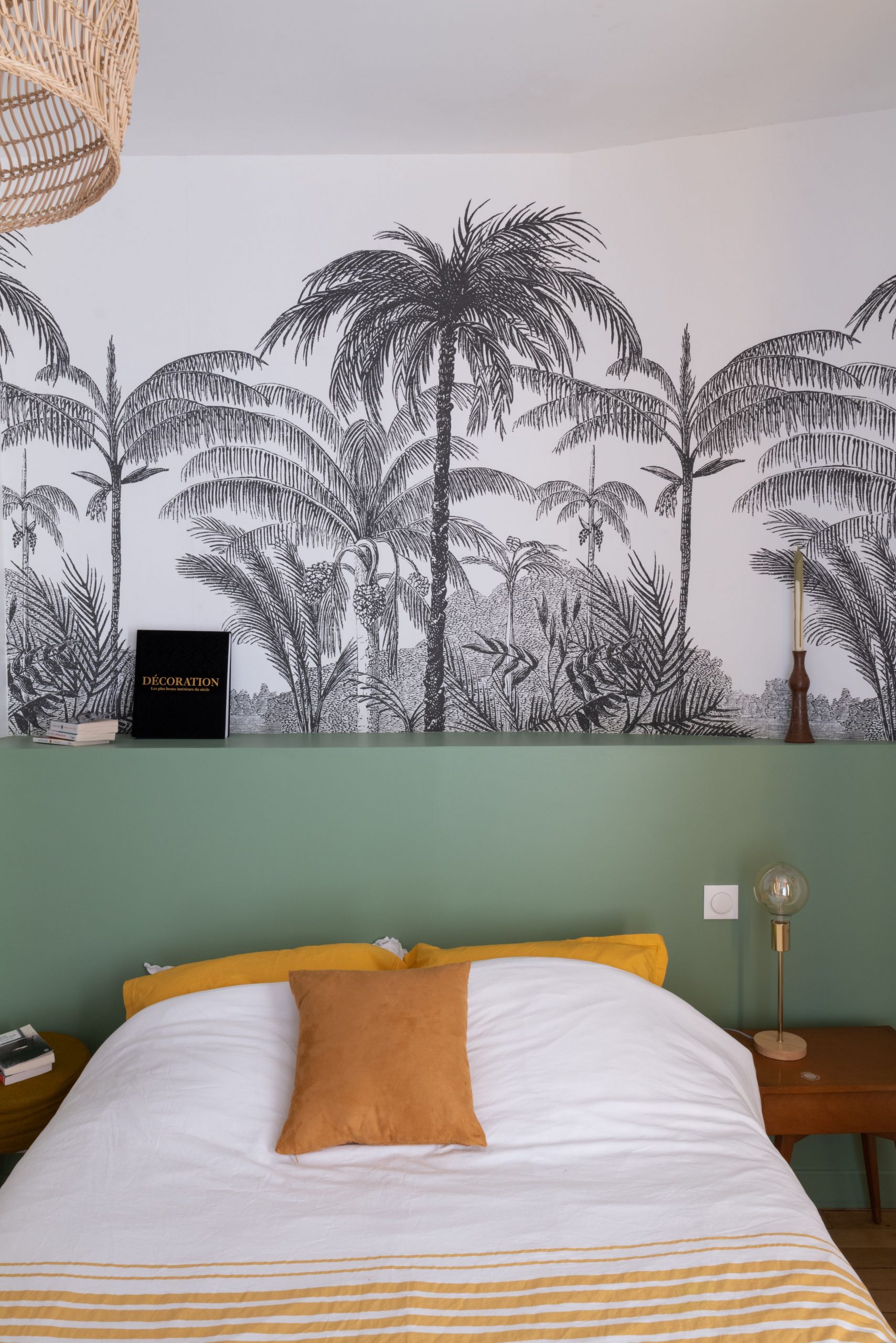 chambre avec papier-peint exotique