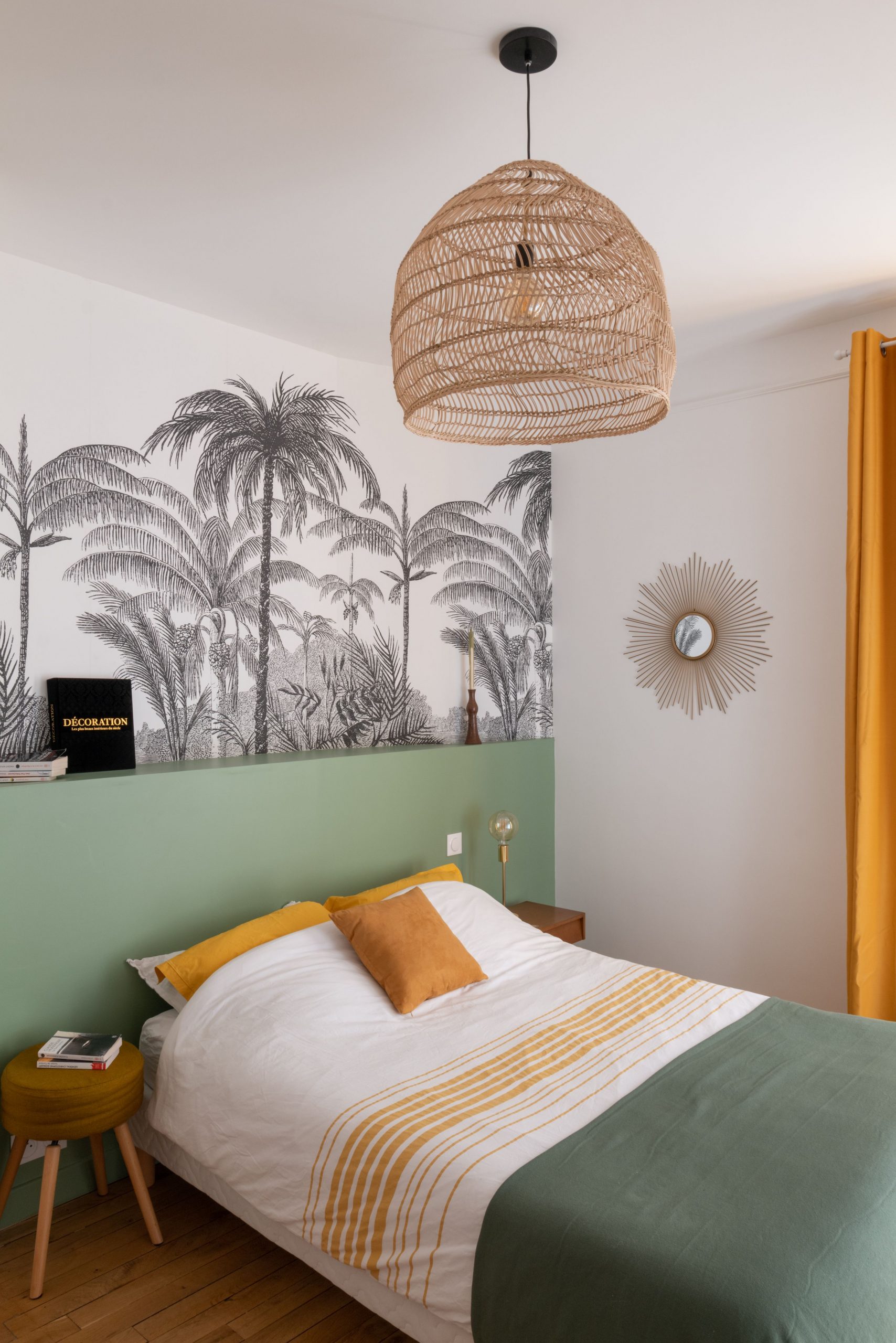 chambre avec papier-peint exotique
