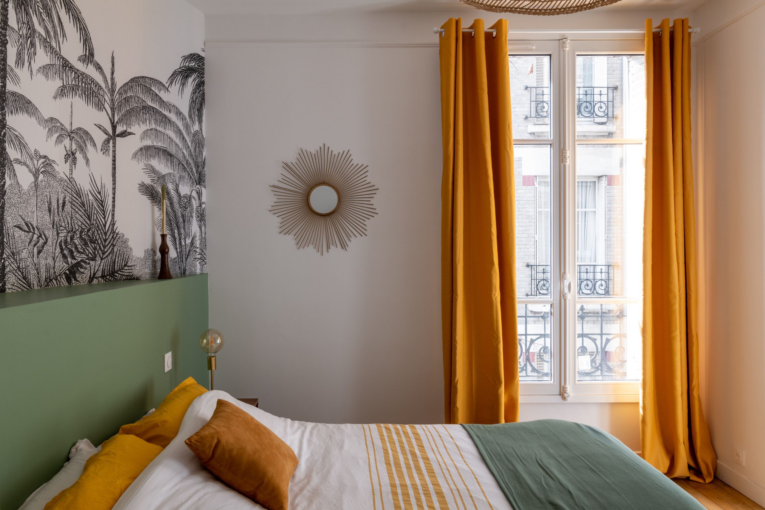 chambre avec papier-peint exotique