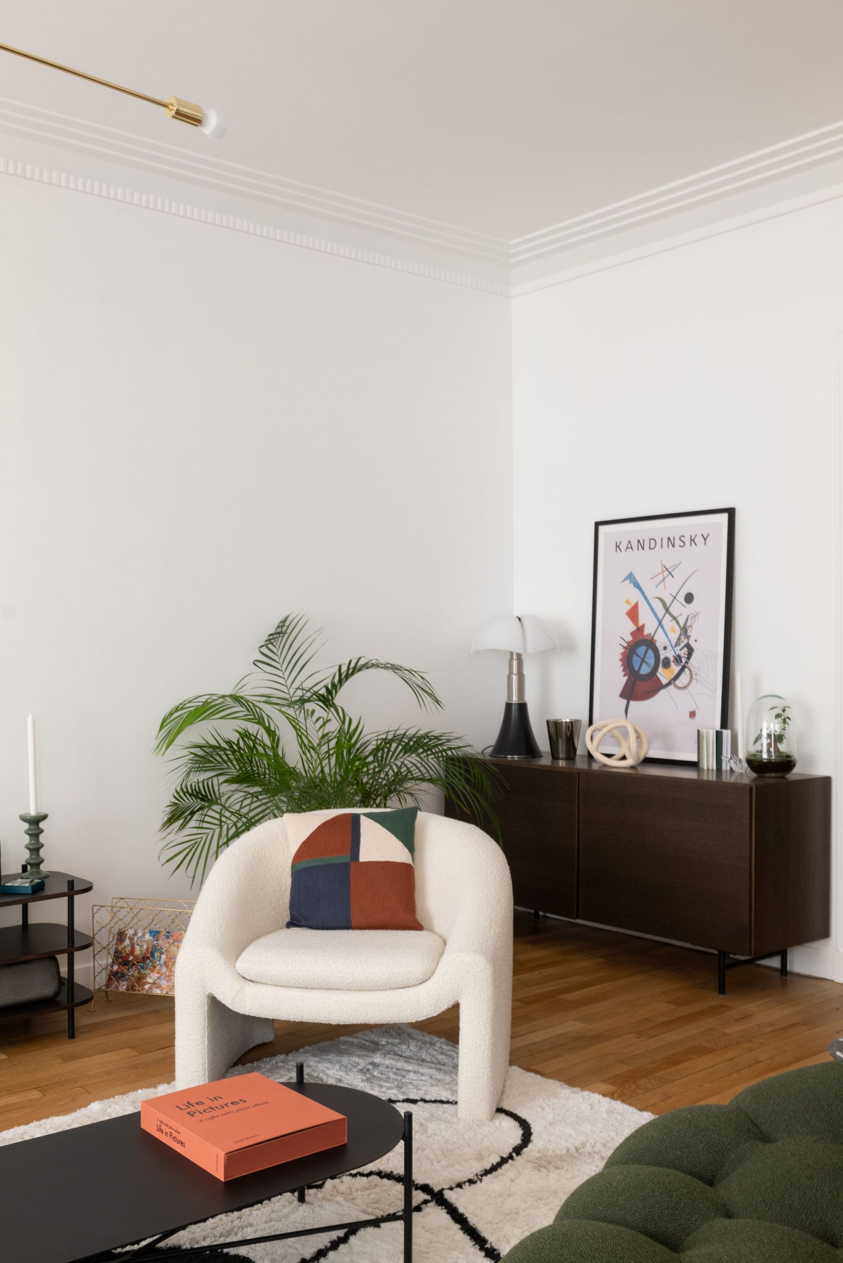 salon appartement haussmannien décoration contemporaine