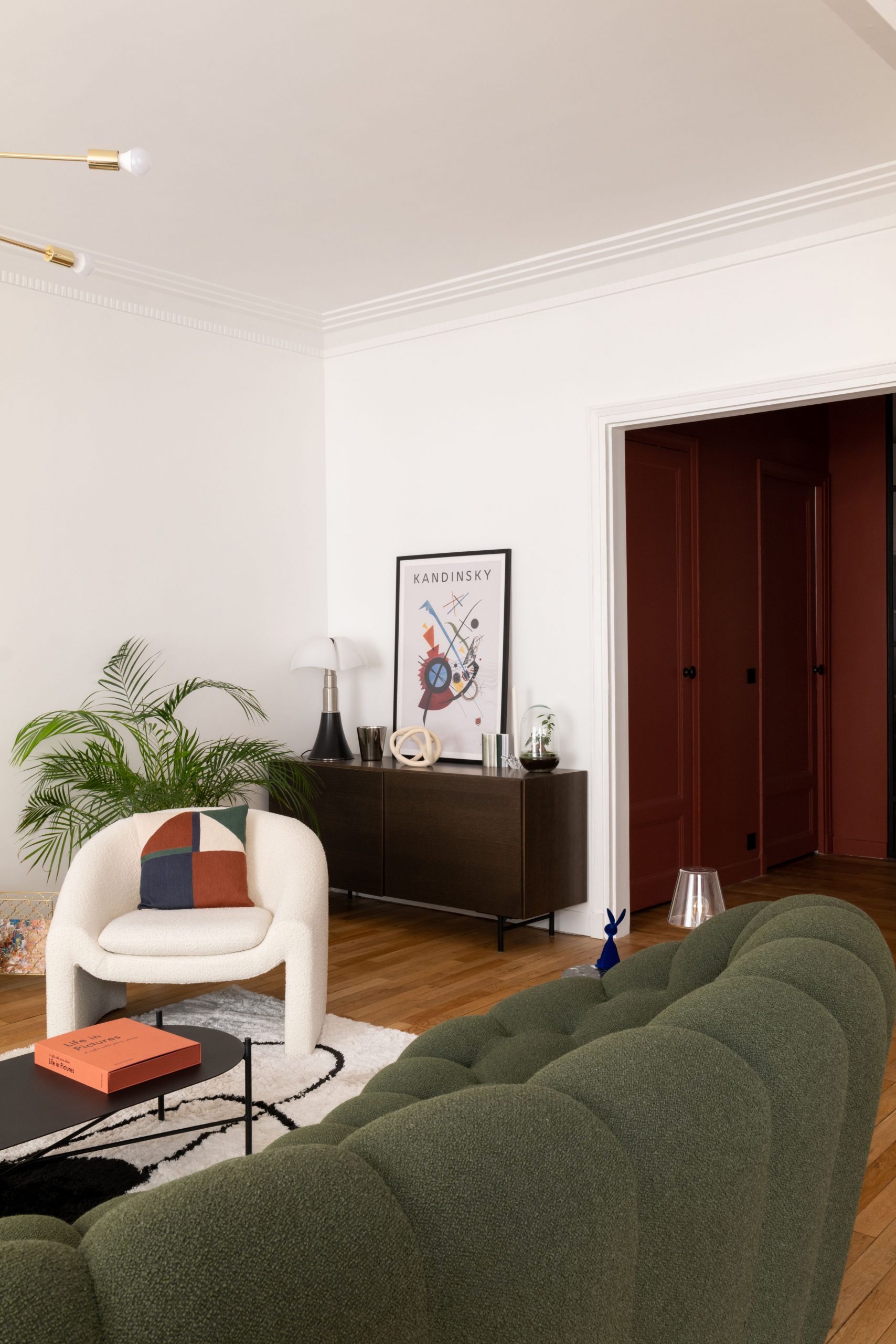 salon appartement haussmannien décoration contemporaine