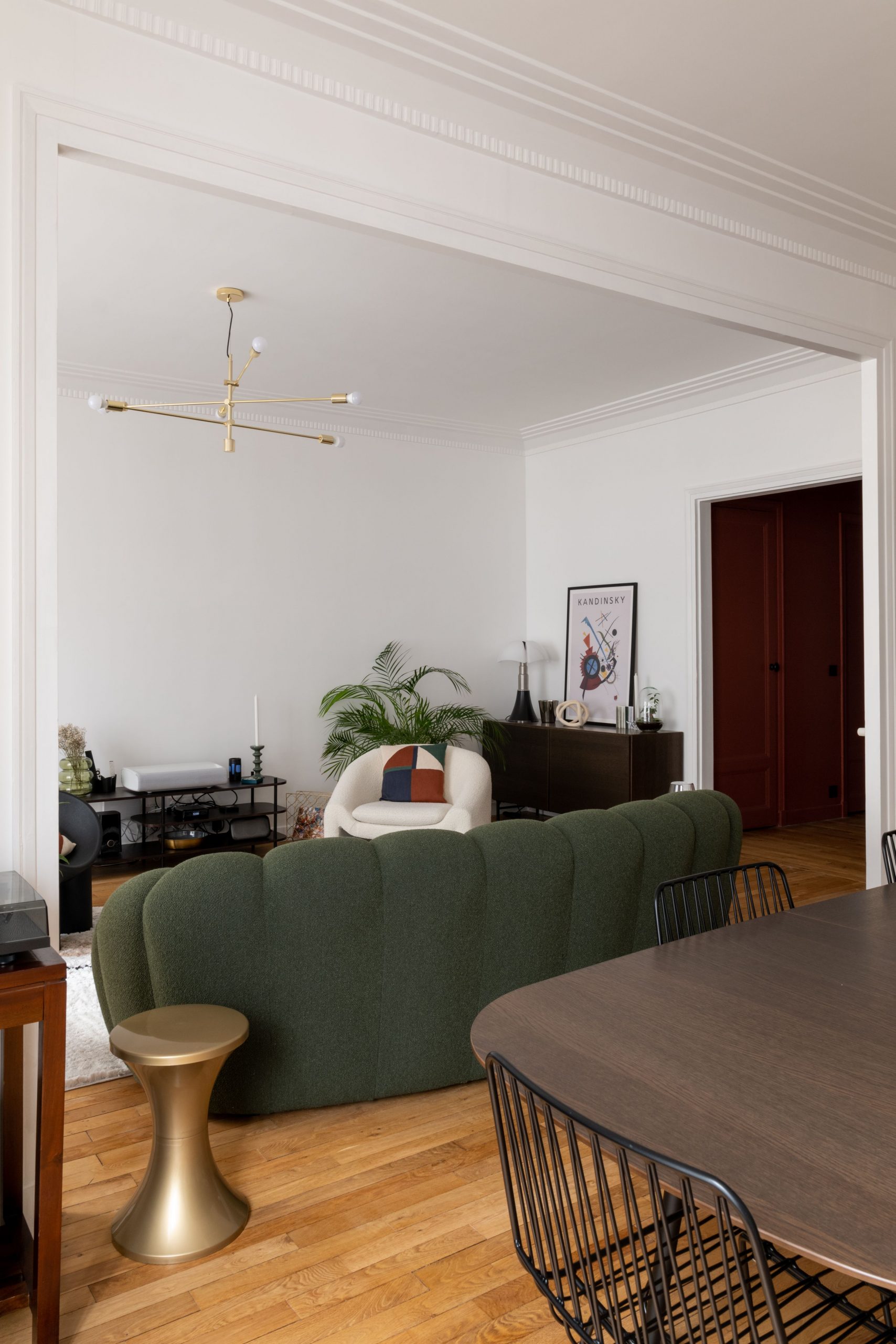 salon appartement haussmannien décoration contemporaine