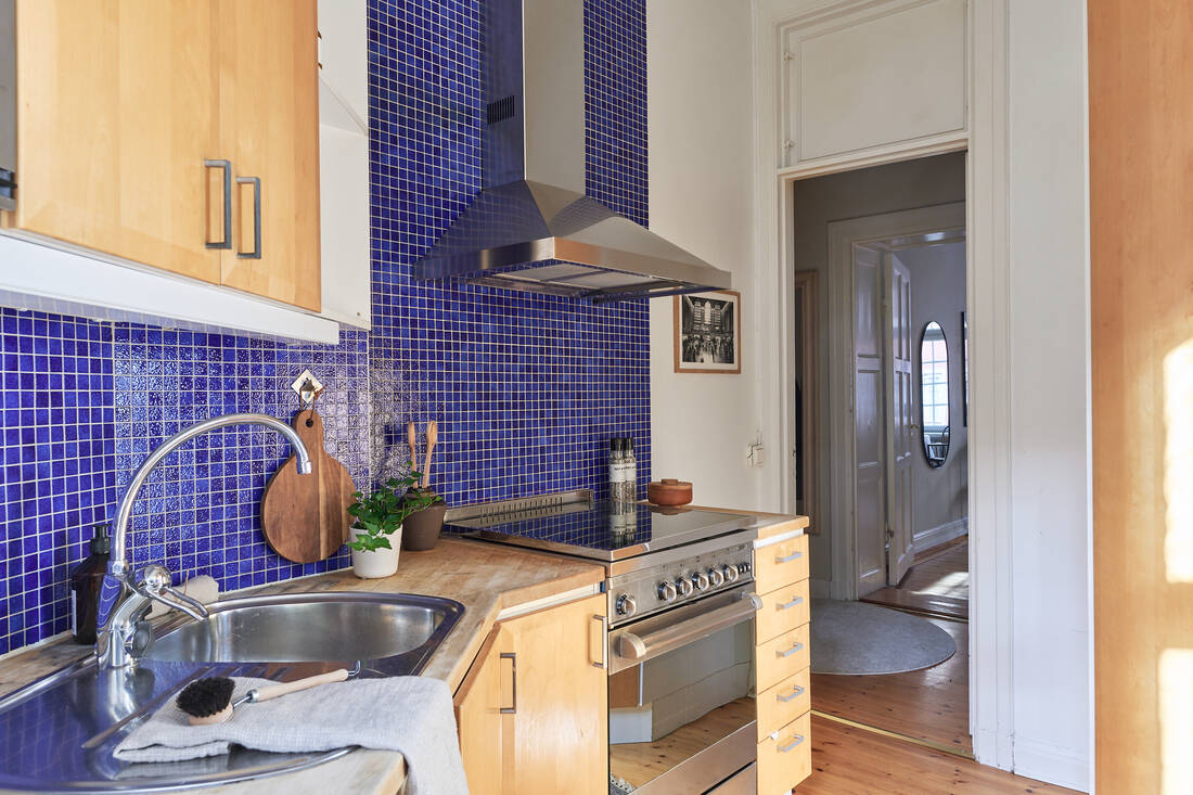 cuisine bois carrelage bleu