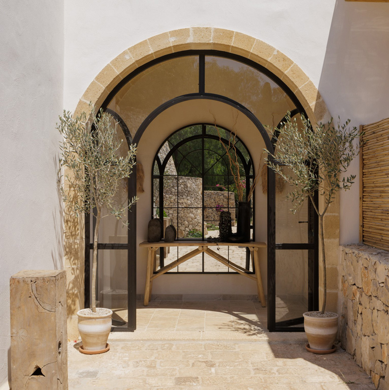 entrée maison avec arche décoration méditerranéenne