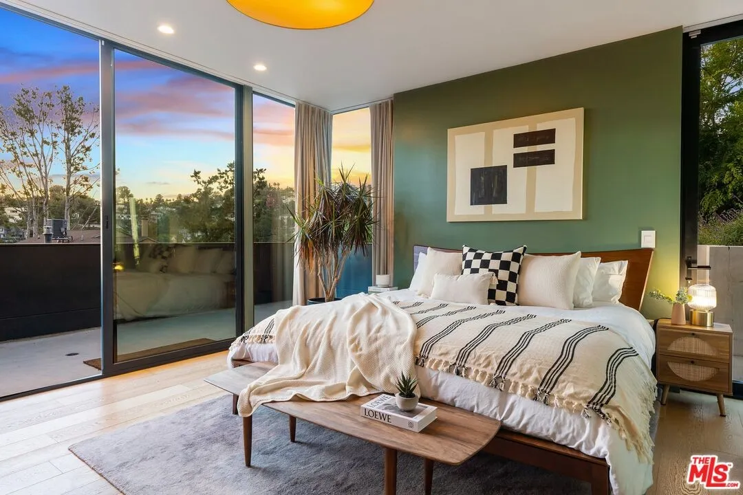 chambre mur vert avec baie vitrée et terrasse chambre mur vert avec baie vitrée et terrasse