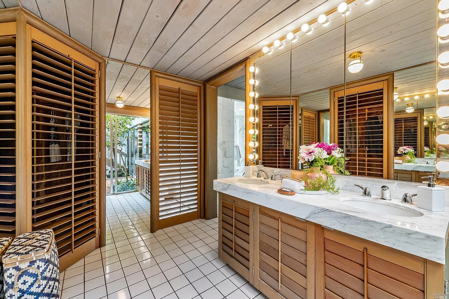 salle de bain bois et marbre maison architecte Eichler salle de bain bois et marbre maison architecte Eichler