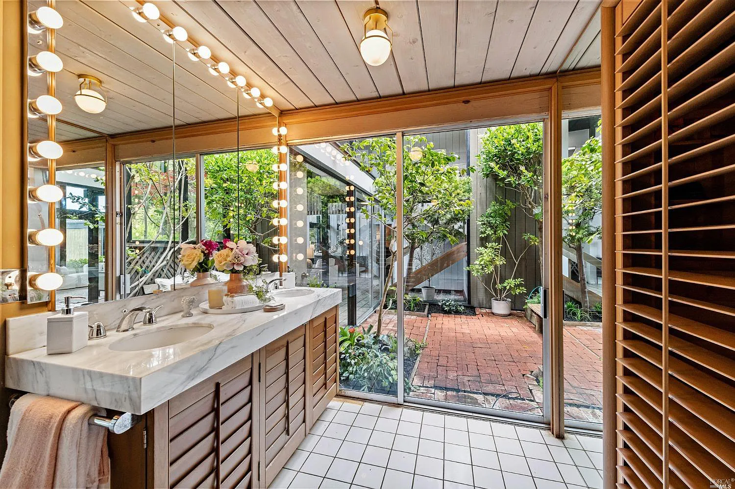 salle de bain marbre et bois maison architecte Eichler salle de bain marbre et bois maison architecte Eichler