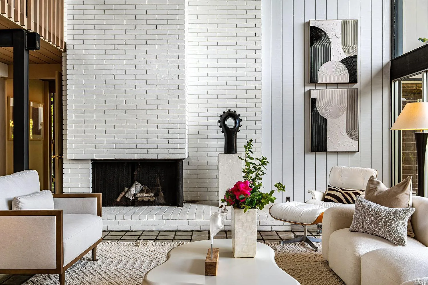 salon avec cheminée briques blanches maison architecte Eichler salon avec cheminée briques blanches maison architecte Eichler