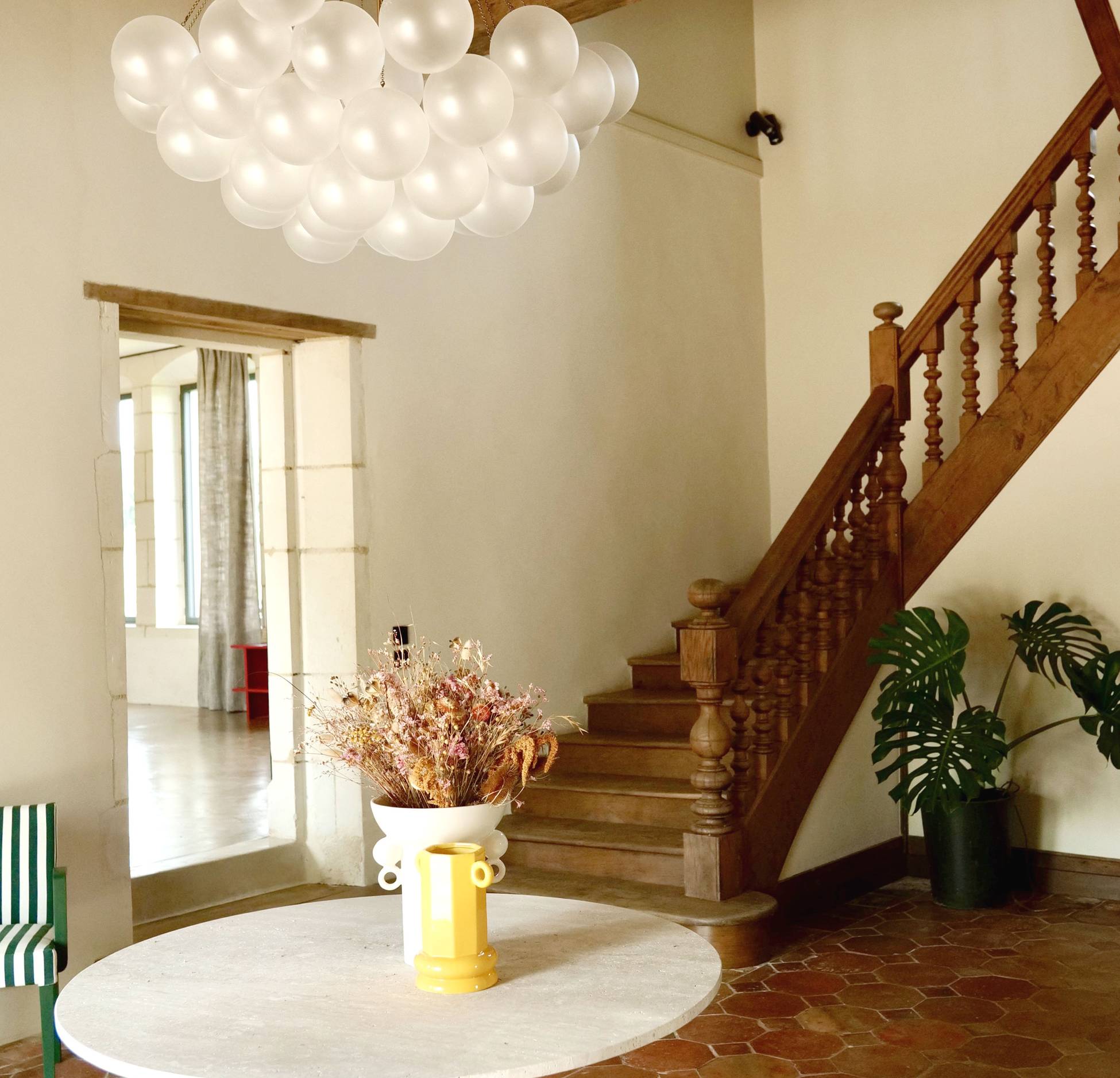 entrée avec escalier bois maison de campagne France entrée avec escalier bois maison de campagne France