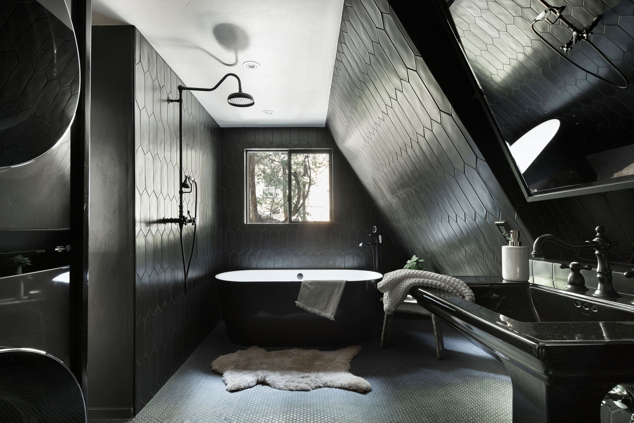 salle de bain mansardée décoration noire salle de bain mansardée décoration noire