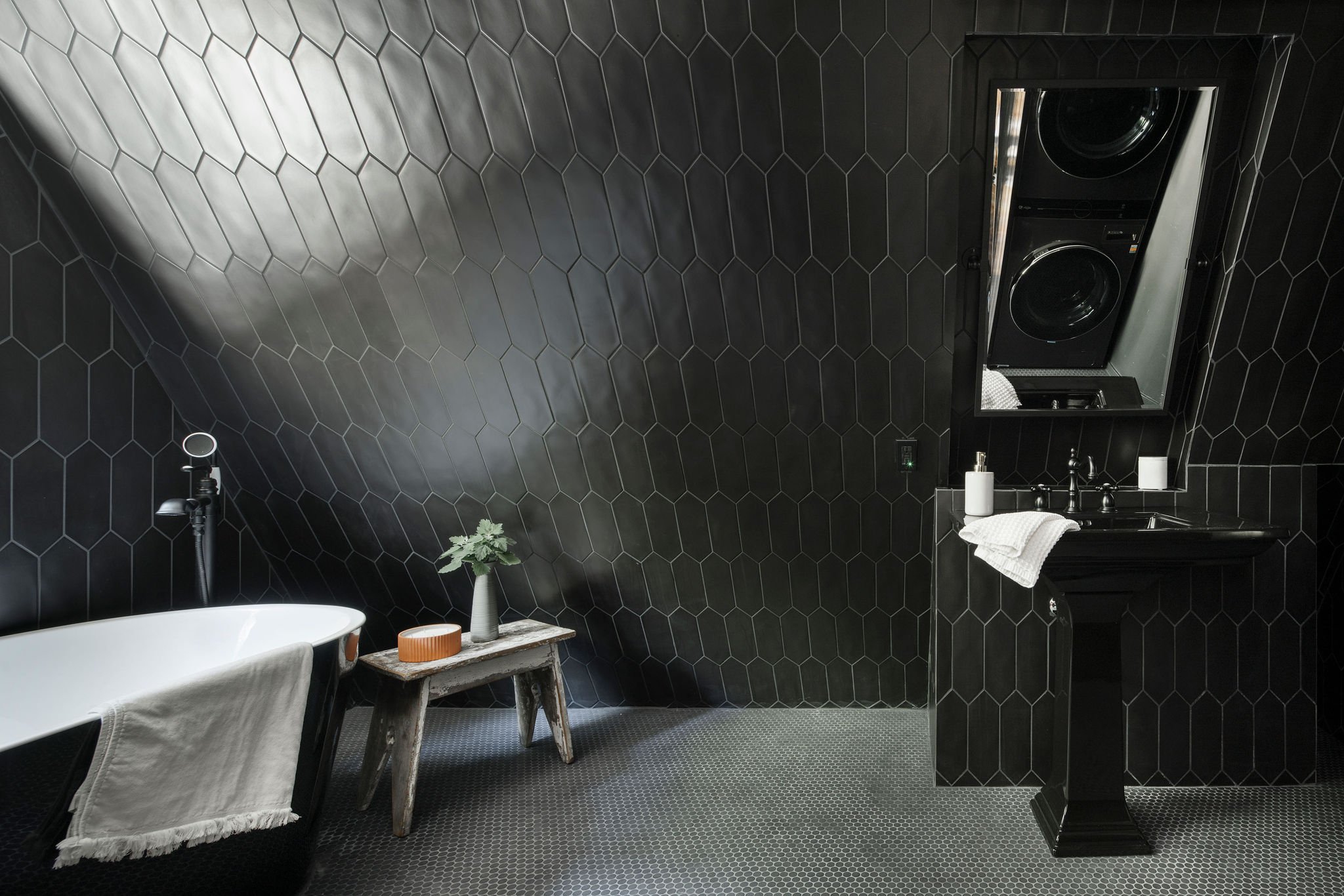 salle de bain mansardée décoration noire salle de bain mansardée décoration noire