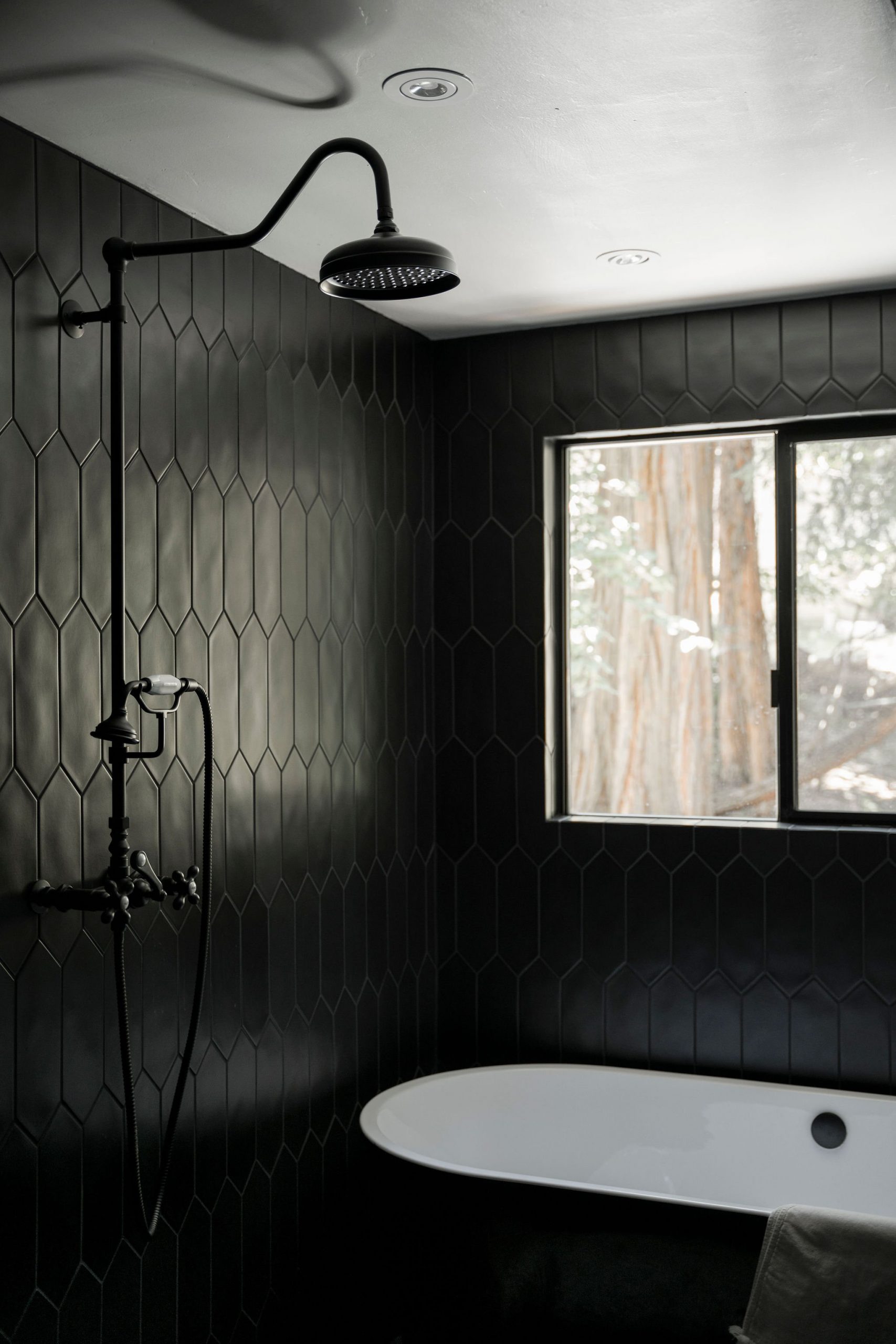 salle de bain design décoration noire maison A-Frame salle de bain design décoration noire maison A-Frame