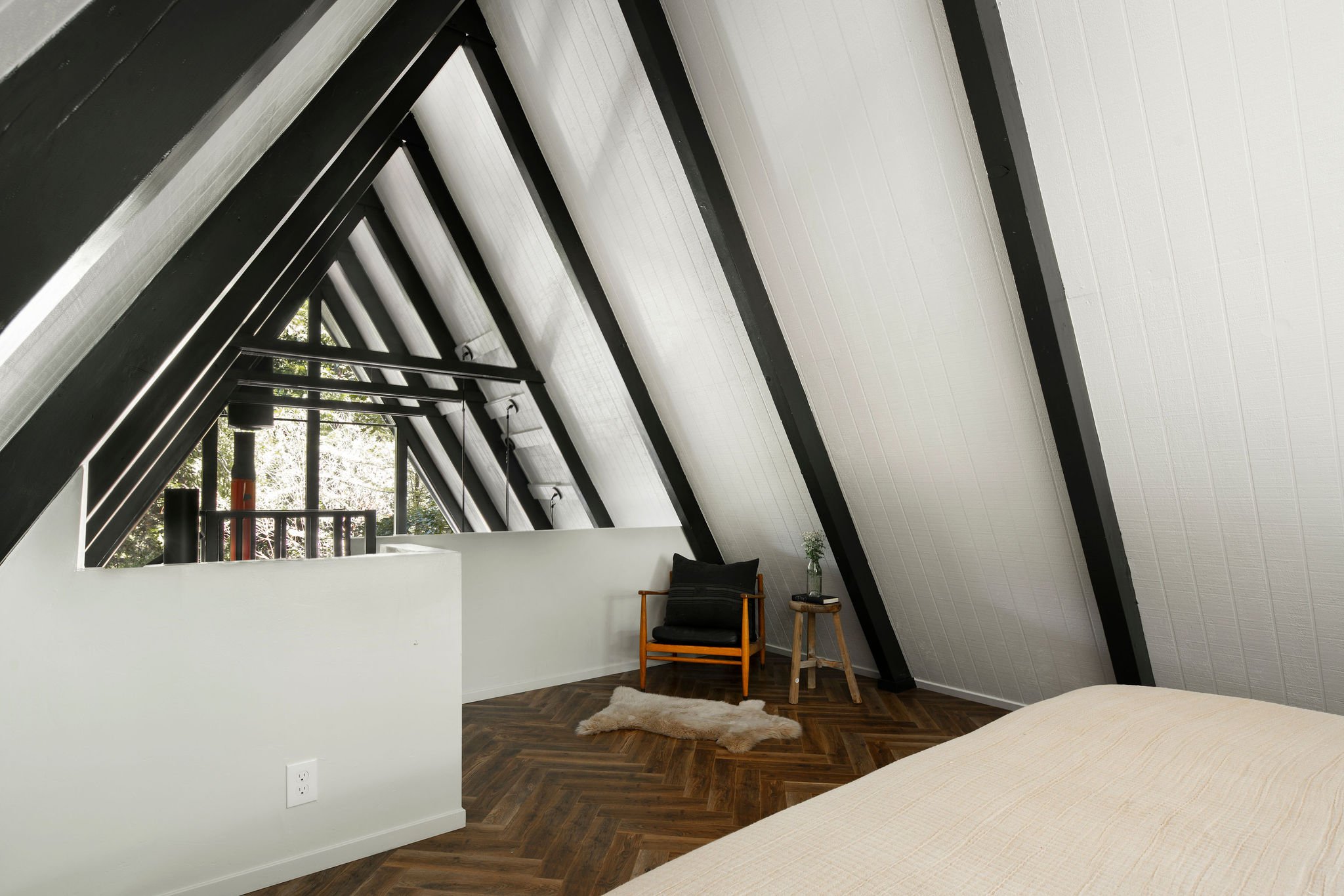 chambre mansardée décoration noire maison A-Frame chambre mansardée décoration noire maison A-Frame
