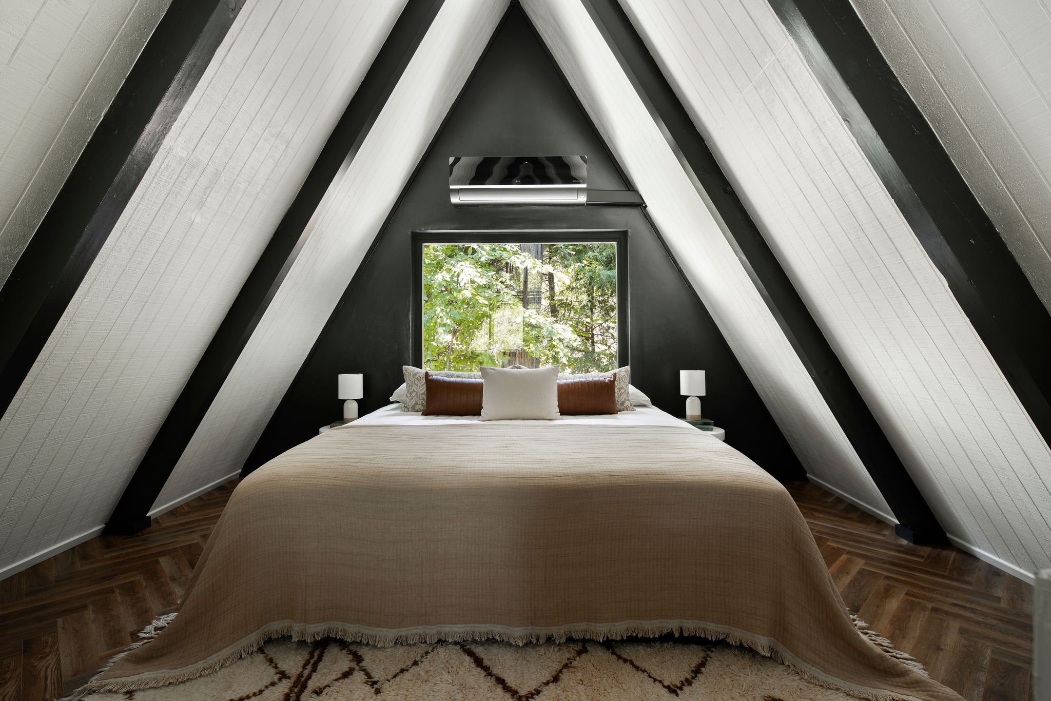 chambre mansardée décoration noire maison A-Frame chambre mansardée décoration noire maison A-Frame