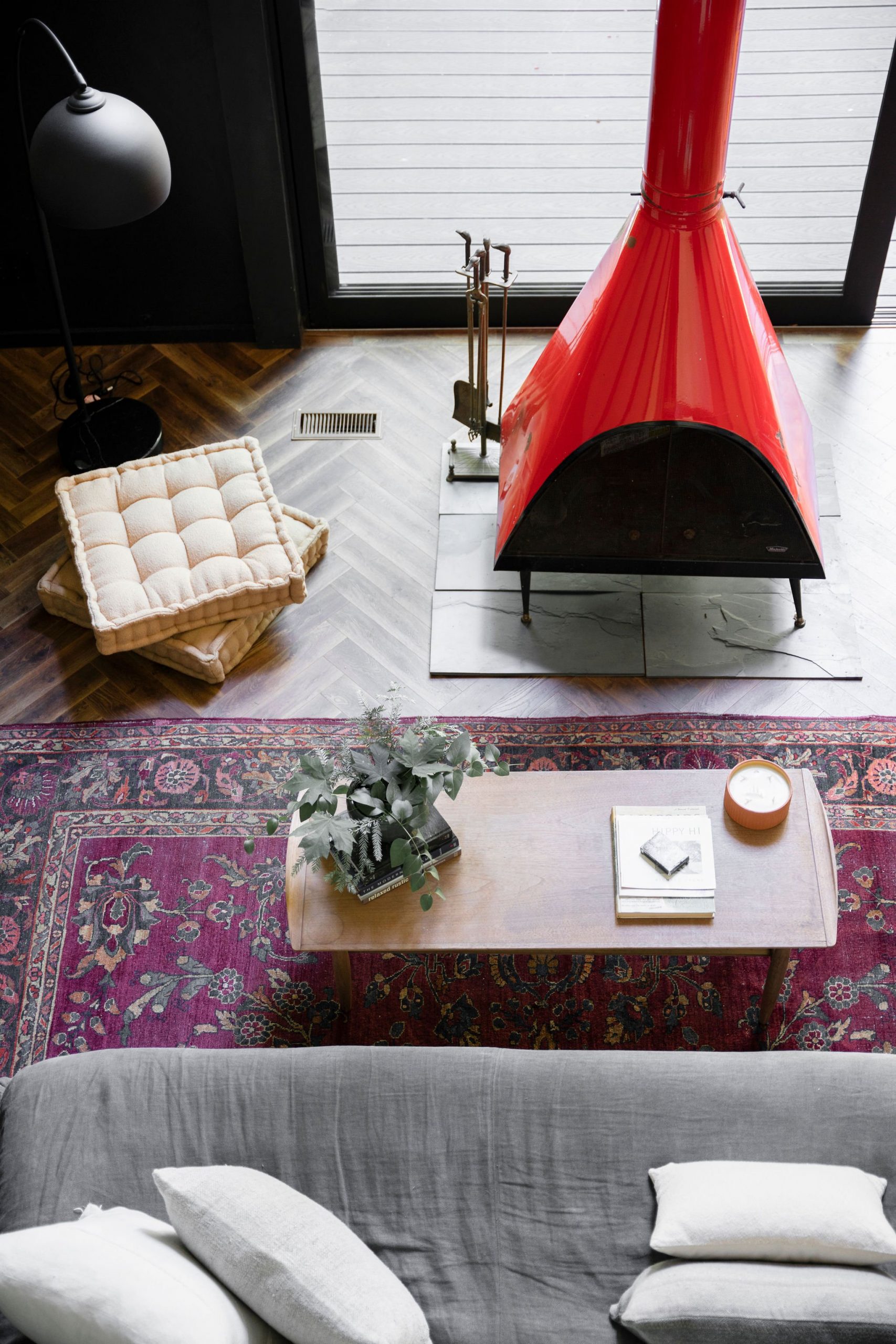 salon décoration noire avec cheminée métal rouge maison A-Frame salon décoration noire avec cheminée métal rouge maison A-Frame