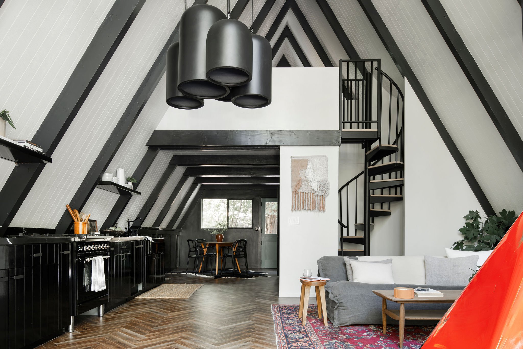 salon décoration noire maison A-Frame salon décoration noire maison A-Frame