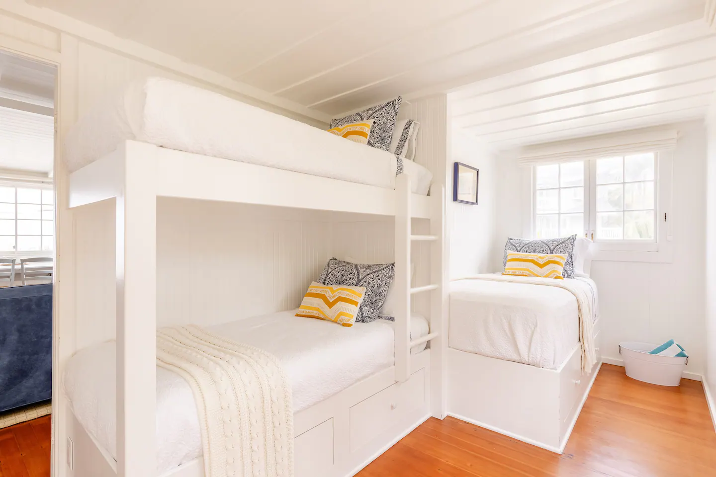 chambre avec trois lits