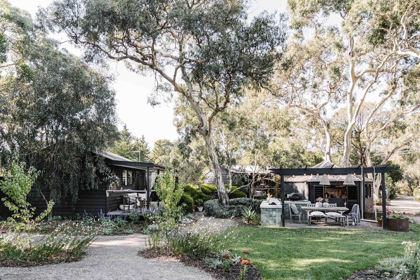 jardin et terrasse avec pergola petite maison en cèdre jardin et terrasse avec pergola petite maison en cèdre
