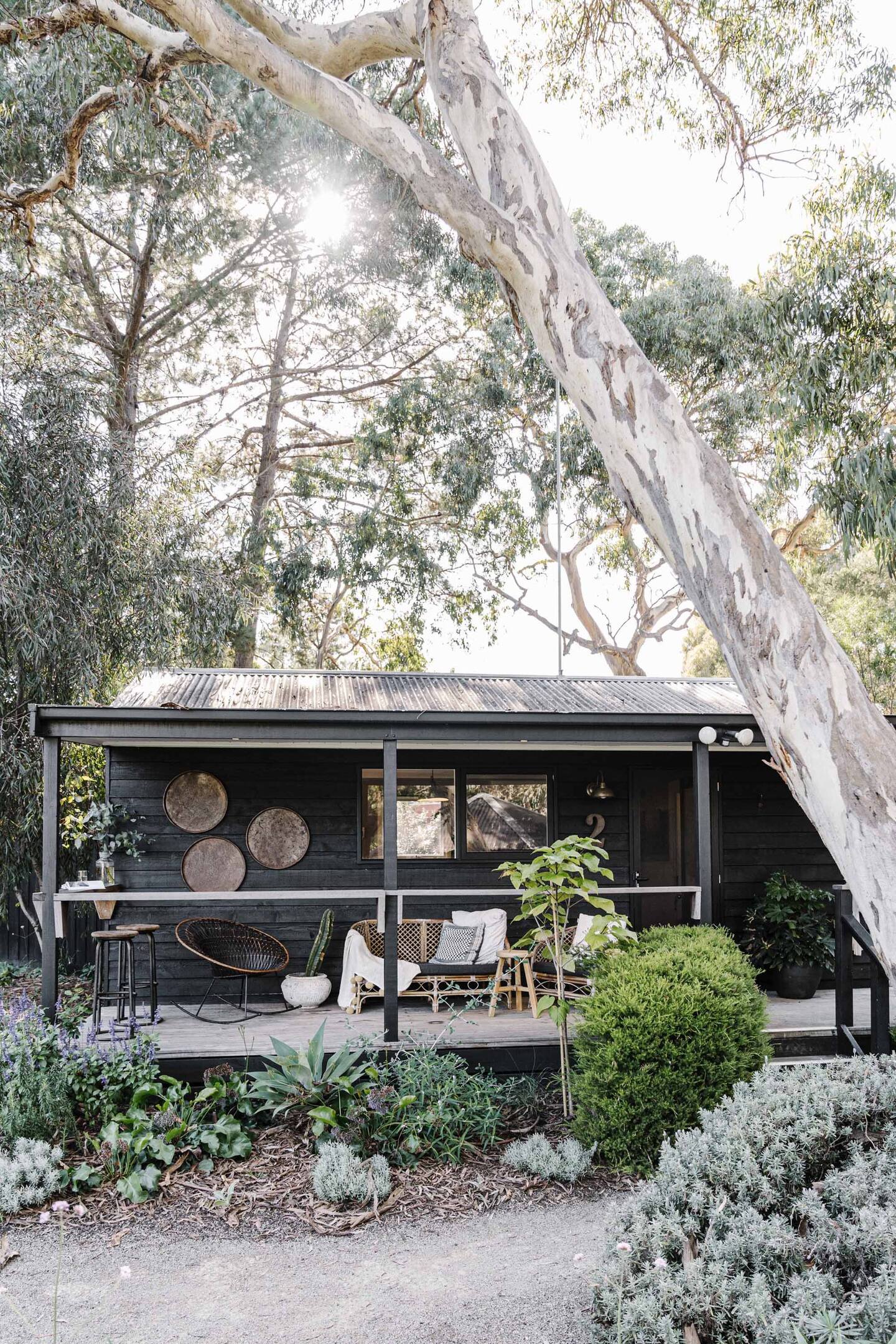 petite maison en cèdre avec terrasse abritée petite maison en cèdre avec terrasse abritée