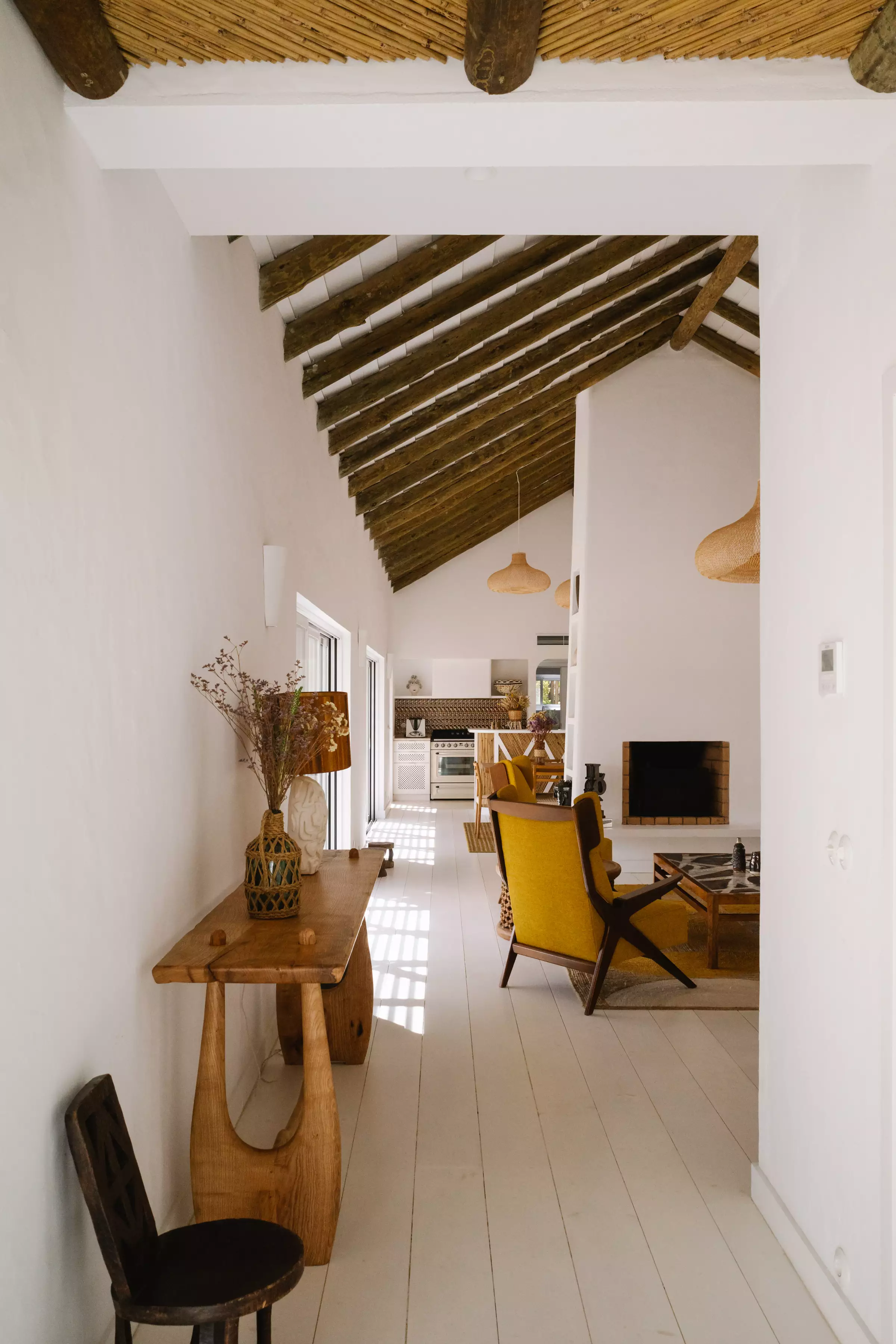 salon avec cheminée et poutres maison de plage Comporta salon avec cheminée et poutres maison de plage Comporta