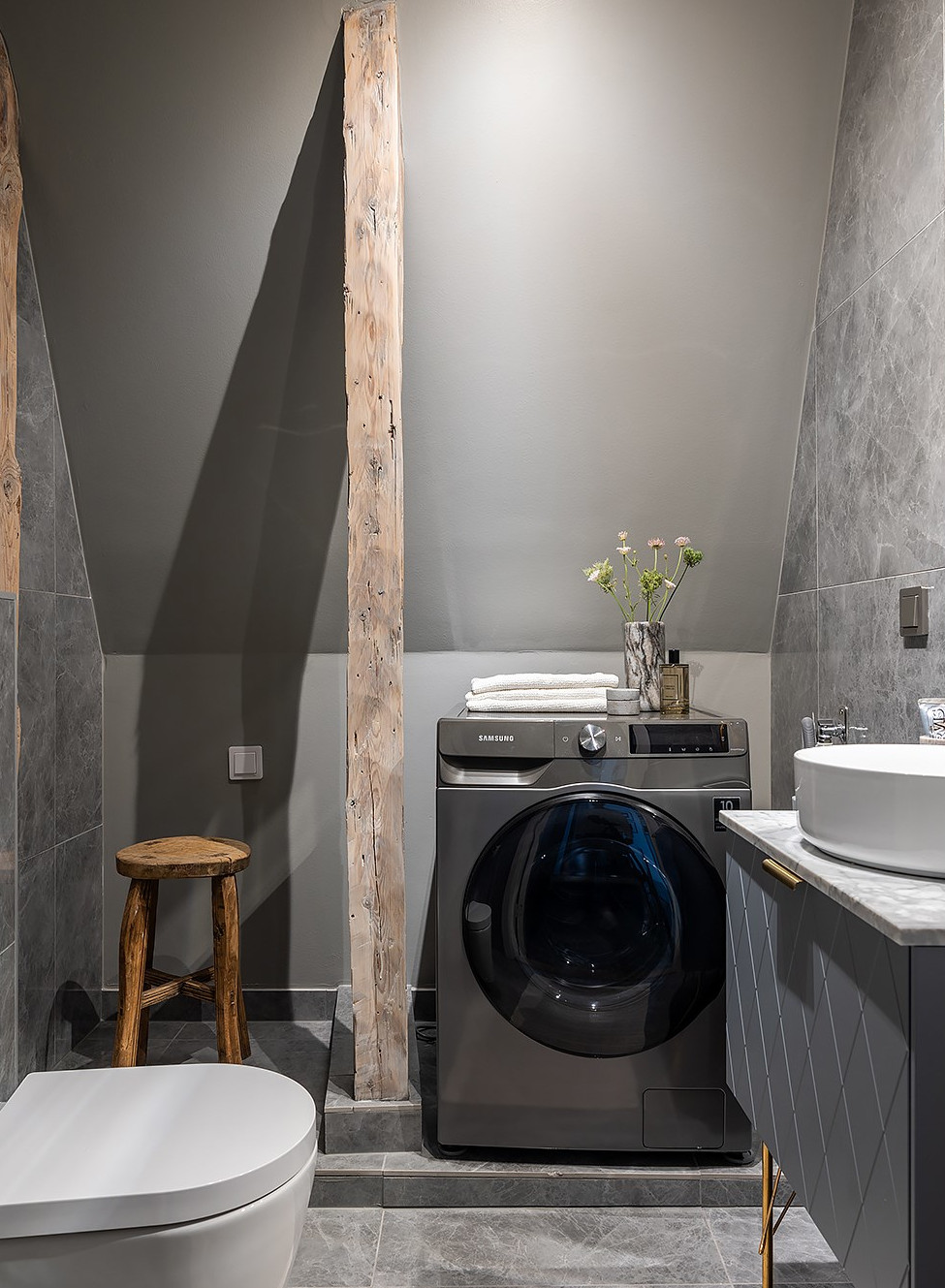 salle de bain avec poutres décoration scandinave grise salle de bain avec poutres décoration scandinave grise