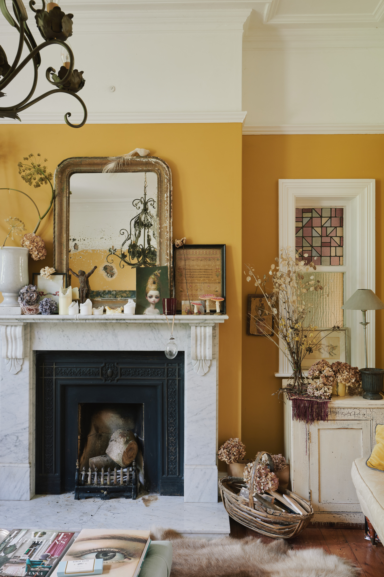 salon maison de campagne mur jaune