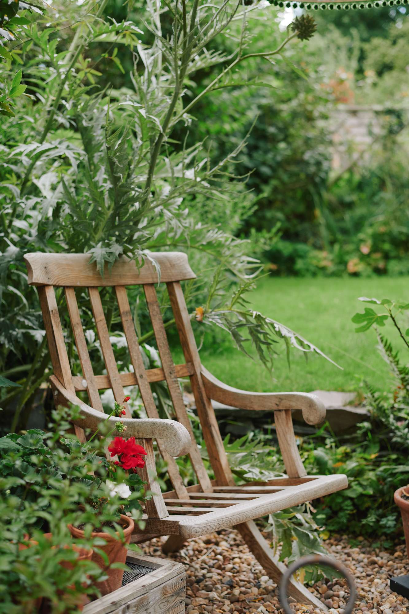 fauteuil en bois de jardin sur gravier