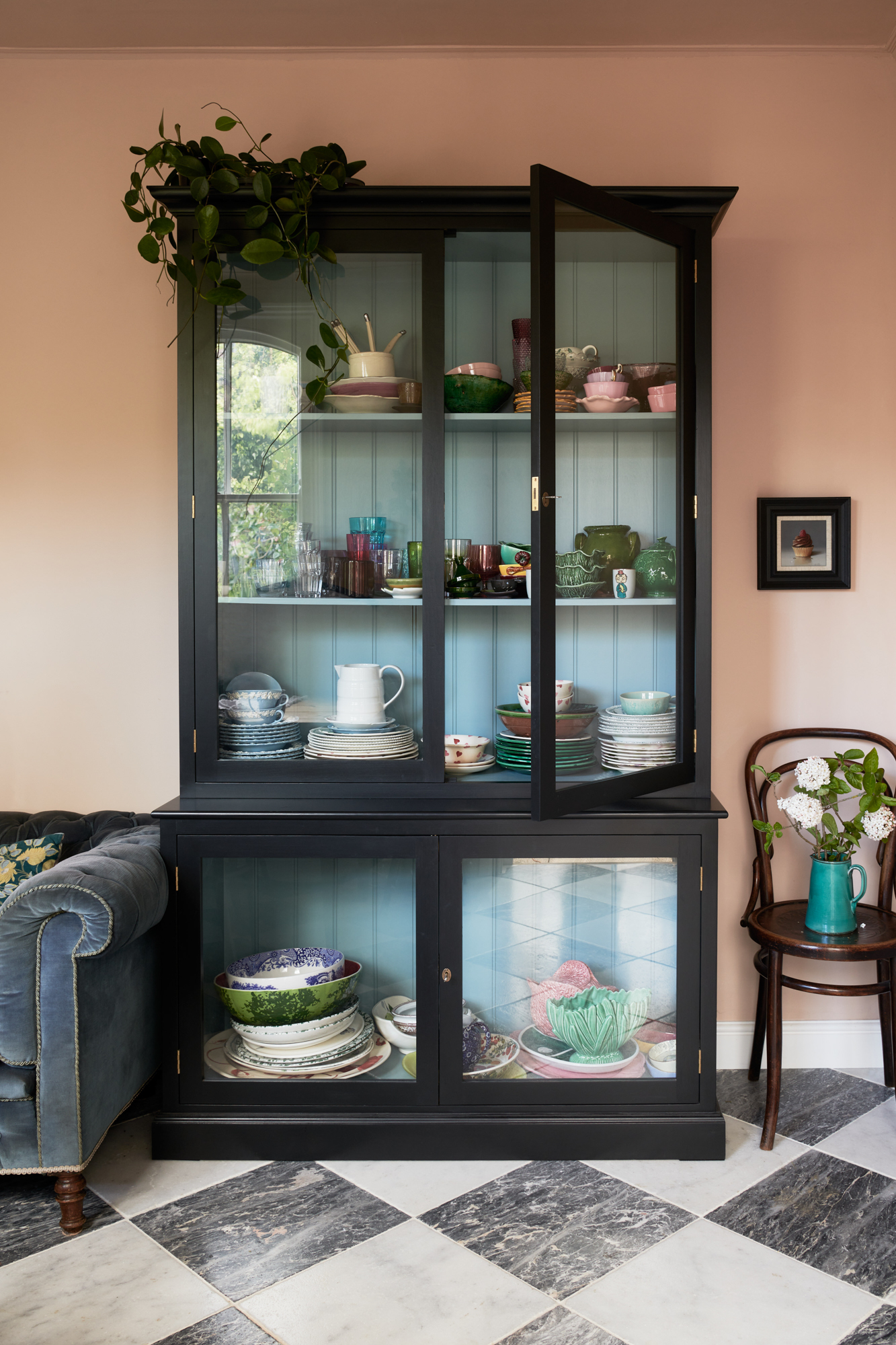 cuisine de campagne avec vitrine sol à damier