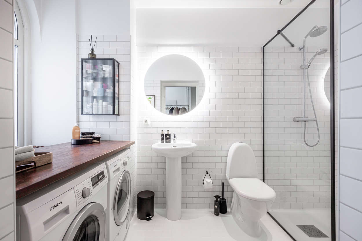 salle de bain blanche avec buanderie