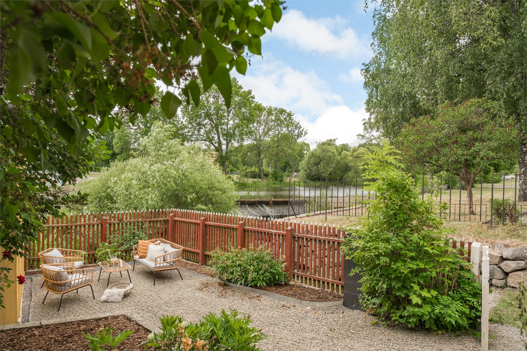 jardin en bord de rivière petite maison 35m2 jardin en bord de rivière petite maison 35m2